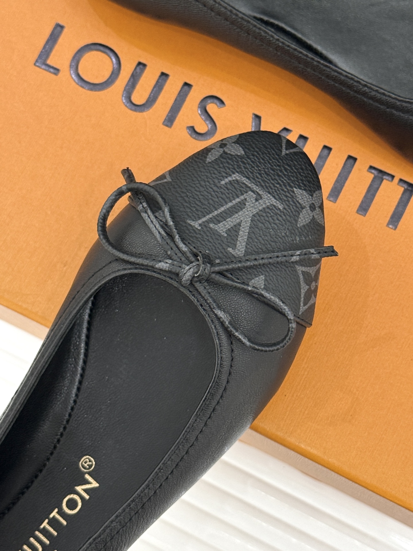 L*V驴家经典老花蝴蝶结芭蕾舞鞋以芭蕾韵律 续写LV经典传奇。将品牌标志性老花与蝴蝶结精妙融合重塑法式优