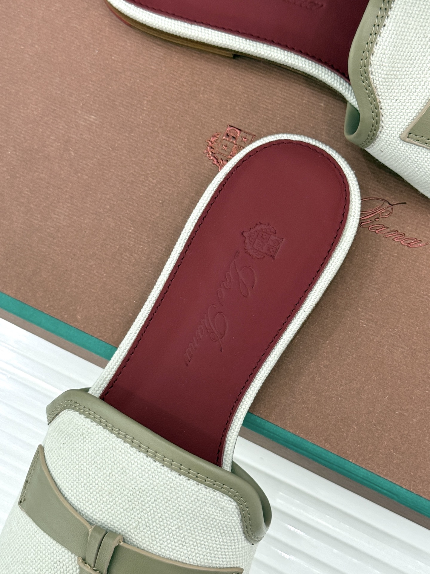 Loro Piana/ LP🌾 经典复古绝美吊坠粗跟平底拖鞋简约即时髦 松弛的高级感感受夏日感高级穿搭~