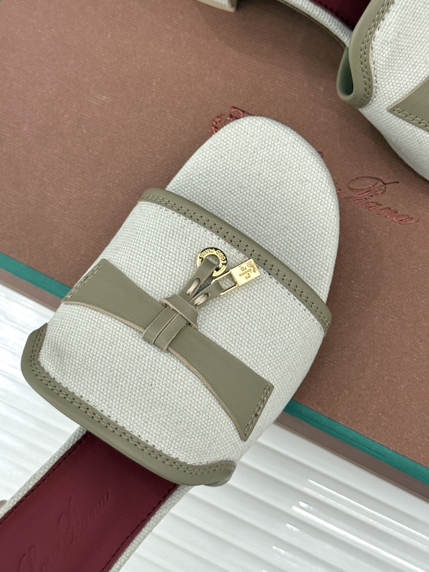 Loro Piana/ LP🌾 经典复古绝美吊坠粗跟平底拖鞋简约即时髦 松弛的高级感感受夏日感高级穿搭~