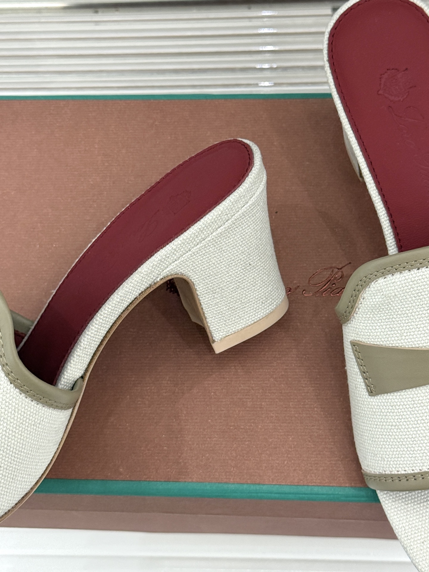 Loro Piana/ LP🌾 经典复古绝美吊坠粗跟平底拖鞋简约即时髦 松弛的高级感感受夏日感高级穿搭~