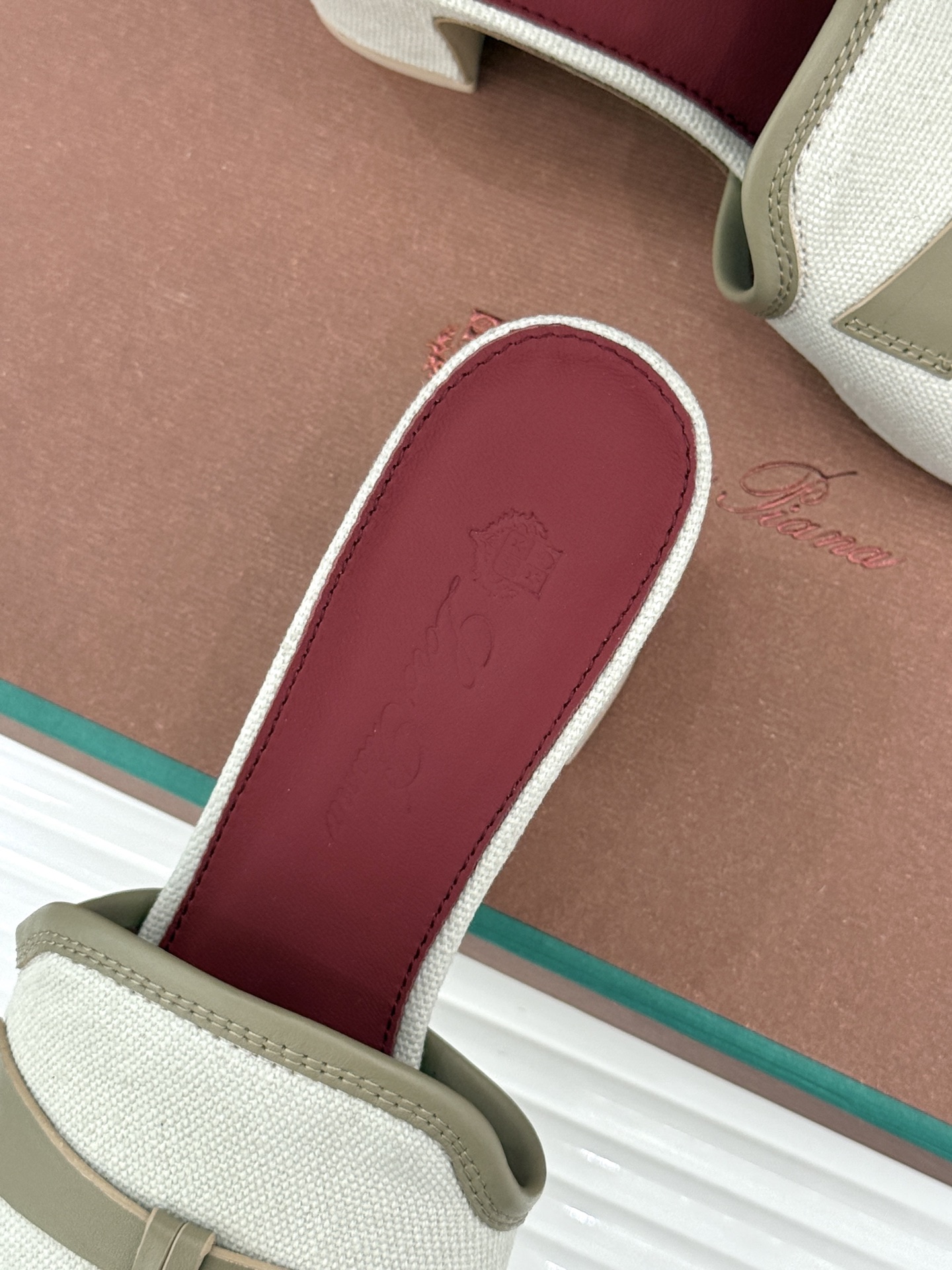 Loro Piana/ LP🌾 经典复古绝美吊坠粗跟平底拖鞋简约即时髦 松弛的高级感感受夏日感高级穿搭~