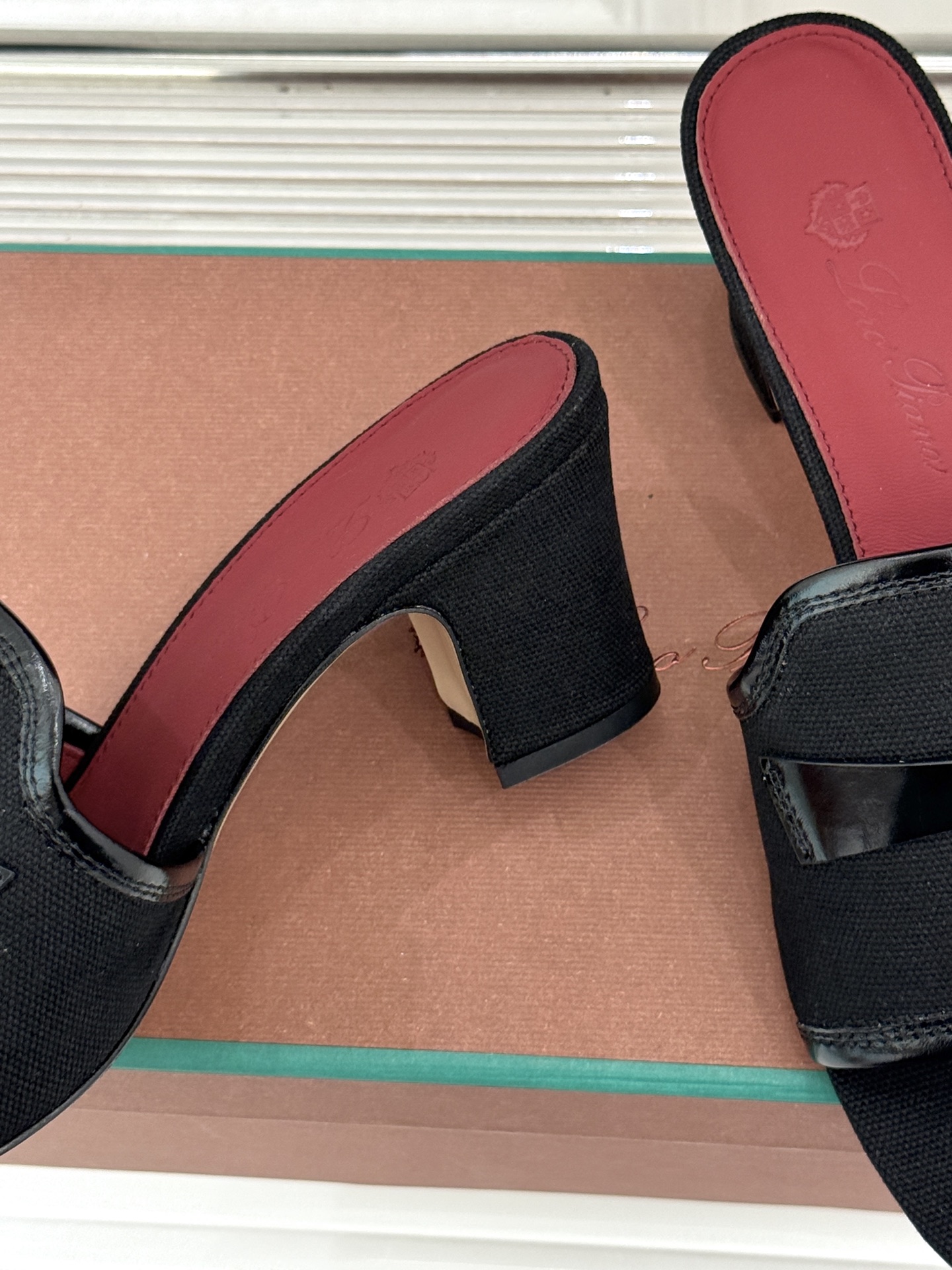 Loro Piana/ LP🌾 经典复古绝美吊坠粗跟平底拖鞋简约即时髦 松弛的高级感感受夏日感高级穿搭~