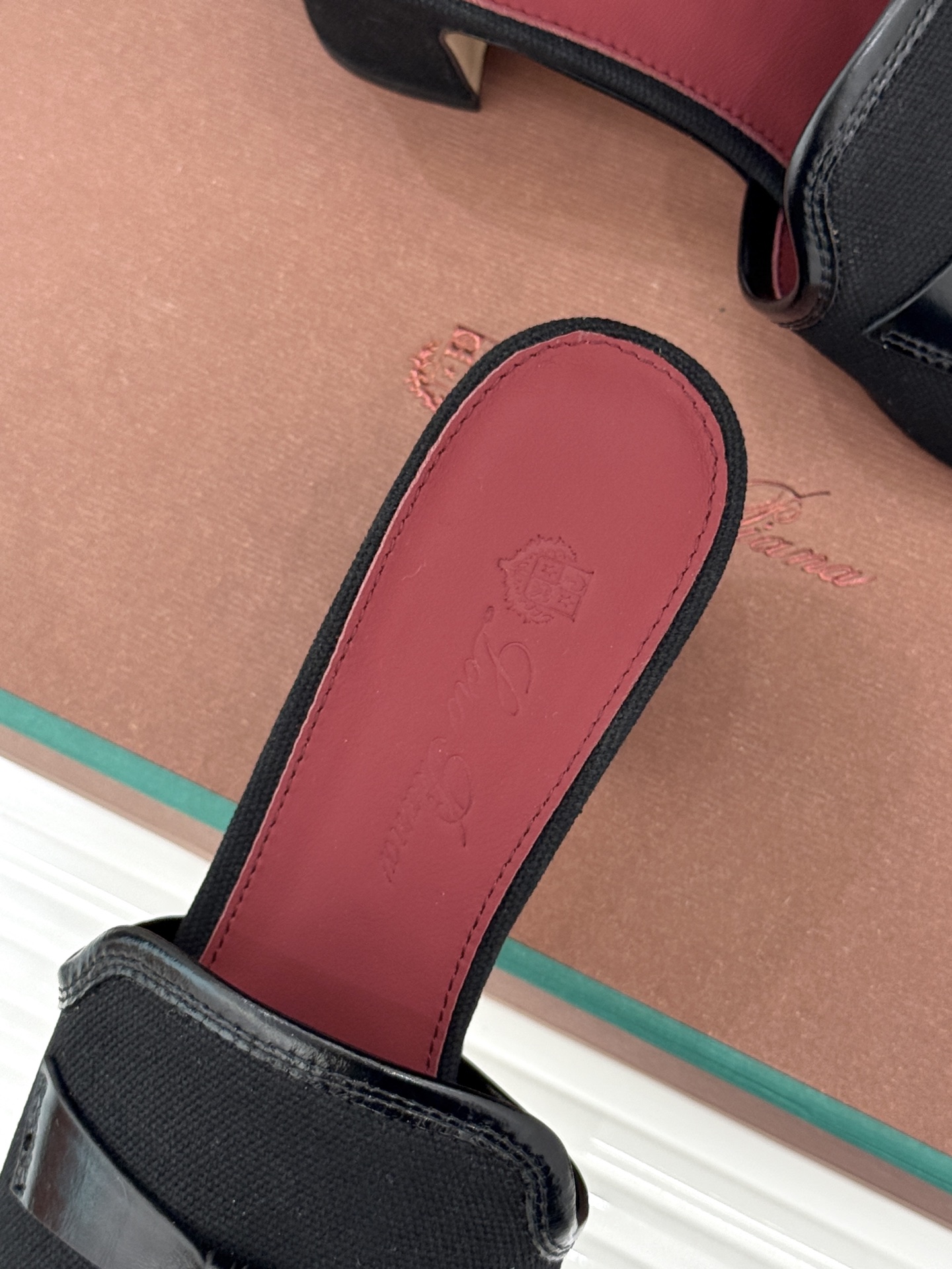 Loro Piana/ LP🌾 经典复古绝美吊坠粗跟平底拖鞋简约即时髦 松弛的高级感感受夏日感高级穿搭~