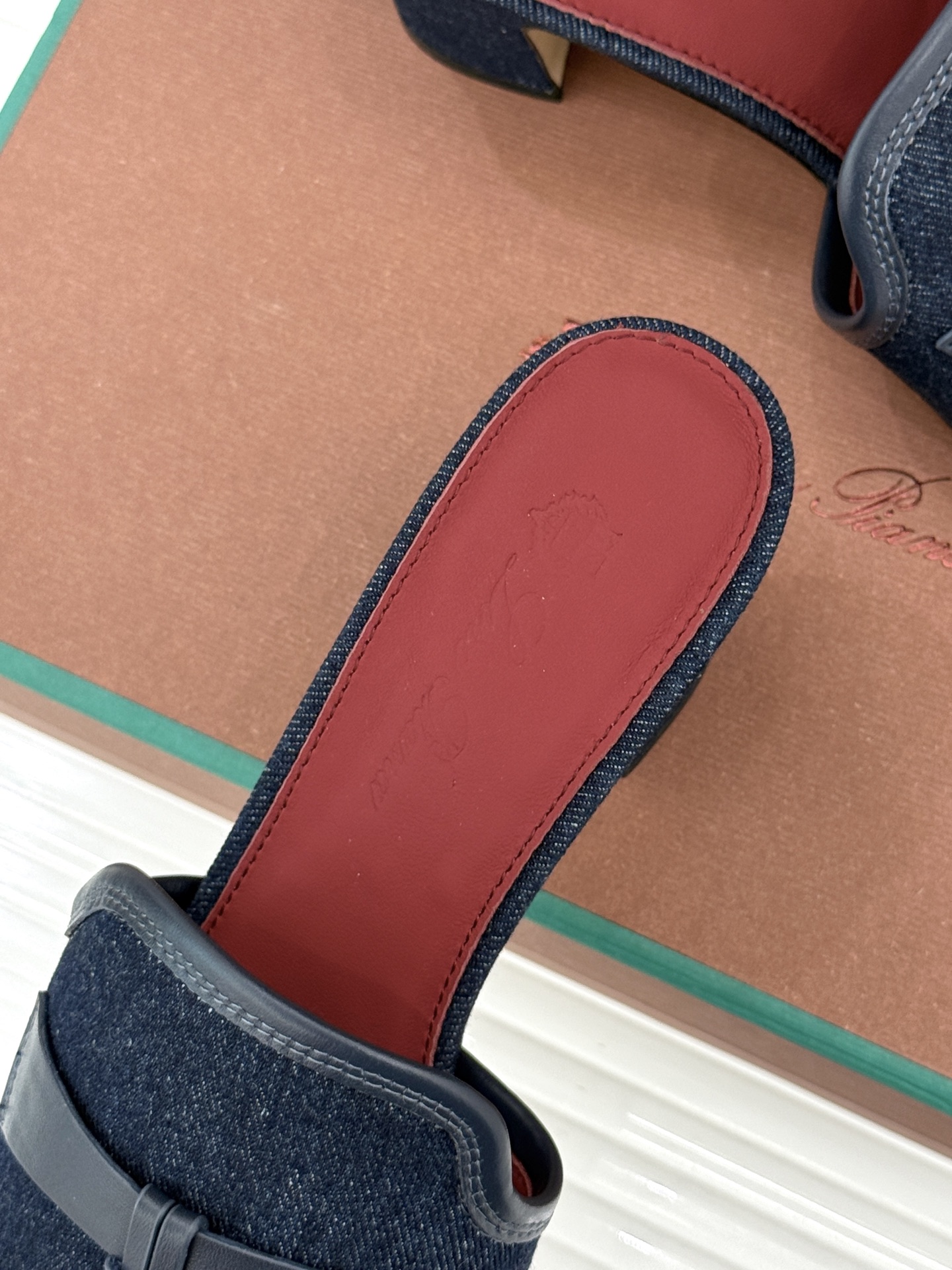 Loro Piana/ LP🌾 经典复古绝美吊坠粗跟平底拖鞋简约即时髦 松弛的高级感感受夏日感高级穿搭~