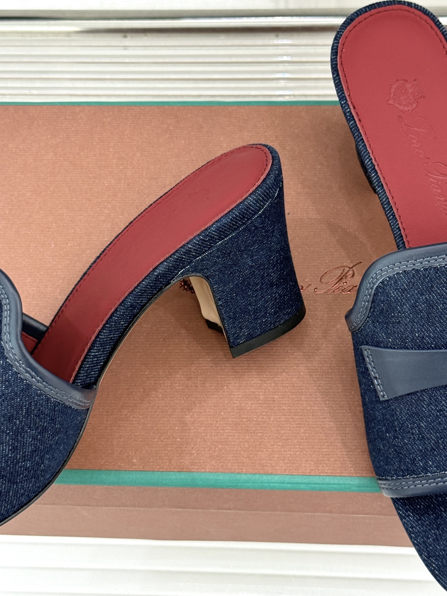 Loro Piana/ LP🌾 经典复古绝美吊坠粗跟平底拖鞋简约即时髦 松弛的高级感感受夏日感高级穿搭~