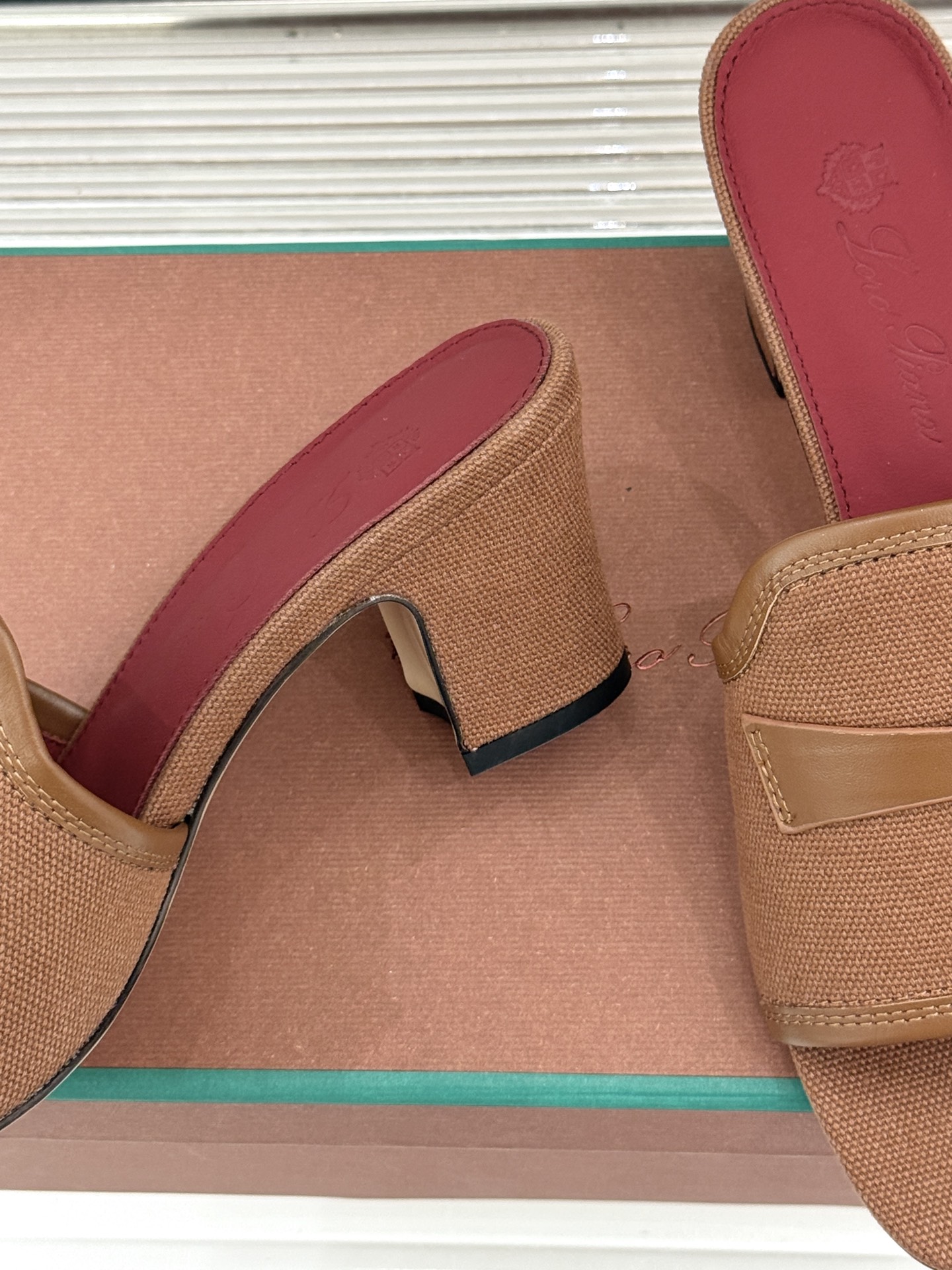 Loro Piana/ LP🌾 经典复古绝美吊坠粗跟平底拖鞋简约即时髦 松弛的高级感感受夏日感高级穿搭~