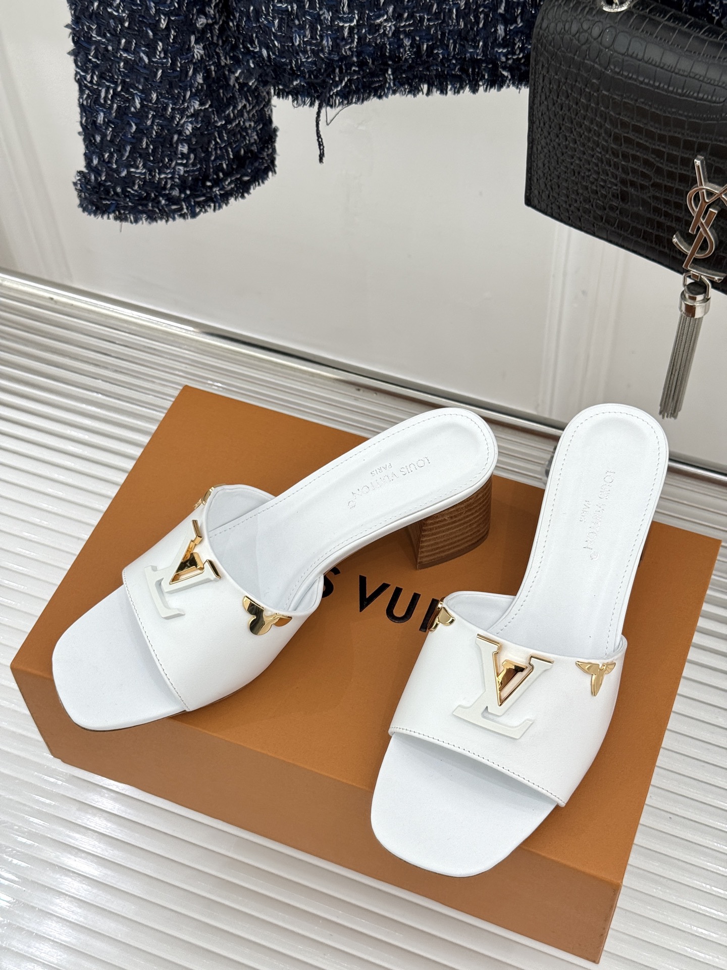 L*V驴牌经典爆款粗跟拖鞋它的设计简约而不失格调LV标识以金属质感的扣饰形式点缀仿佛将整个品牌的格调与品