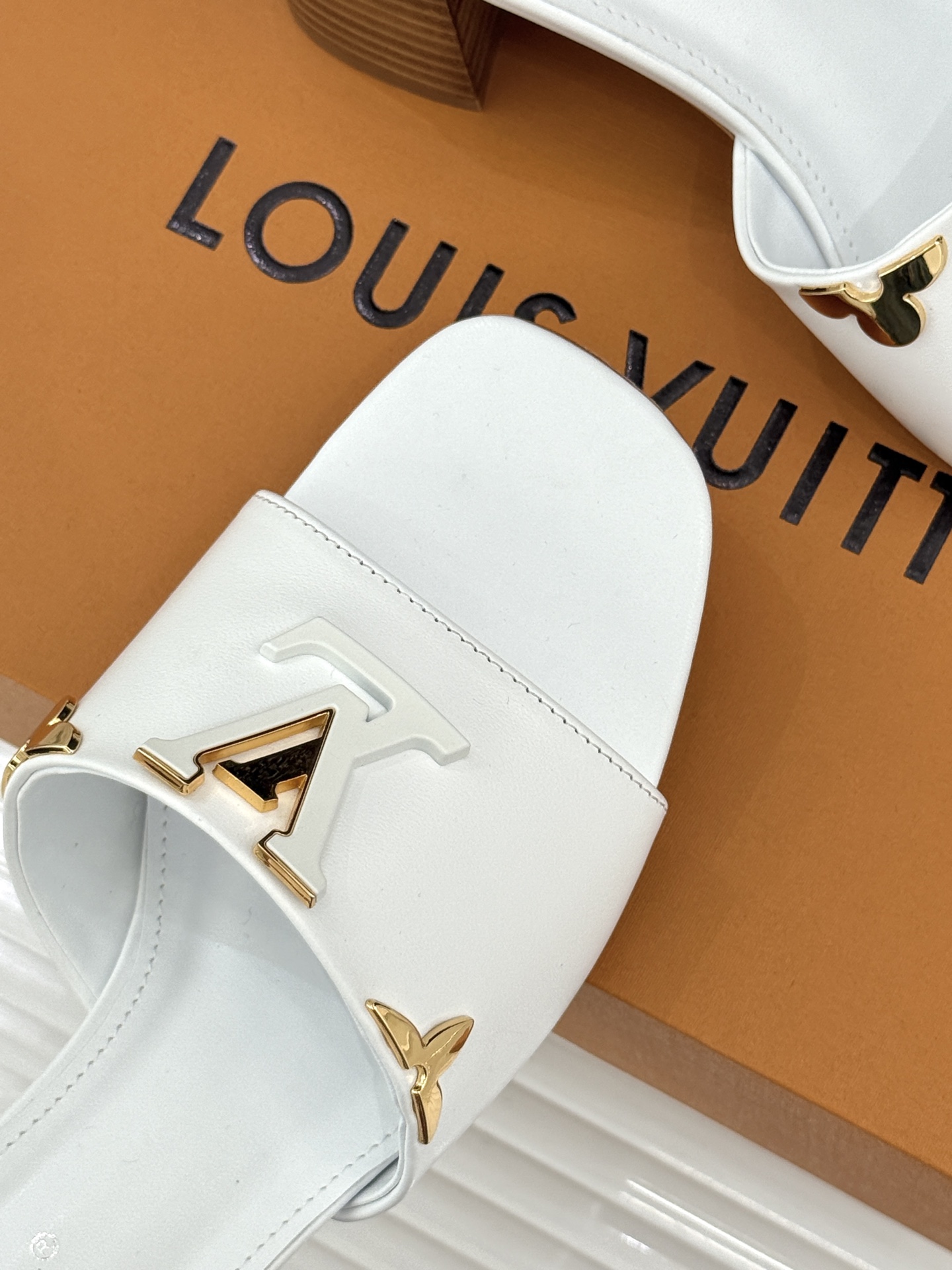 L*V驴牌经典爆款粗跟拖鞋它的设计简约而不失格调LV标识以金属质感的扣饰形式点缀仿佛将整个品牌的格调与品