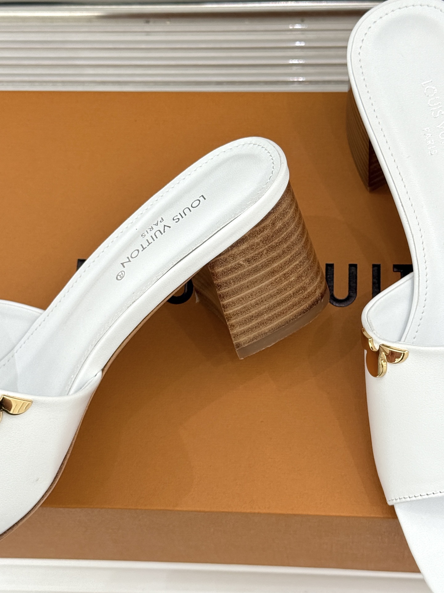 L*V驴牌经典爆款粗跟拖鞋它的设计简约而不失格调LV标识以金属质感的扣饰形式点缀仿佛将整个品牌的格调与品