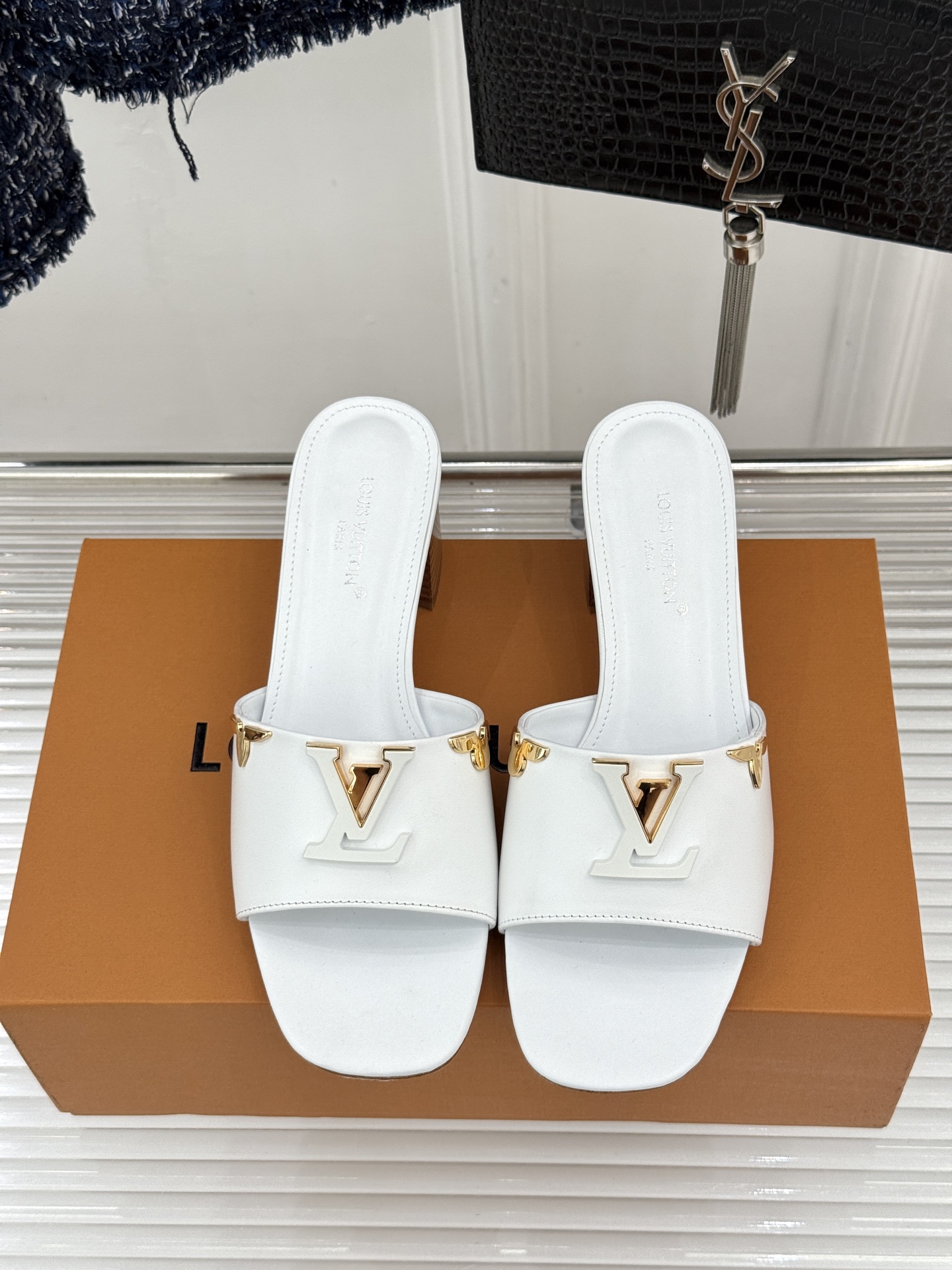L*V驴牌经典爆款粗跟拖鞋它的设计简约而不失格调LV标识以金属质感的扣饰形式点缀仿佛将整个品牌的格调与品