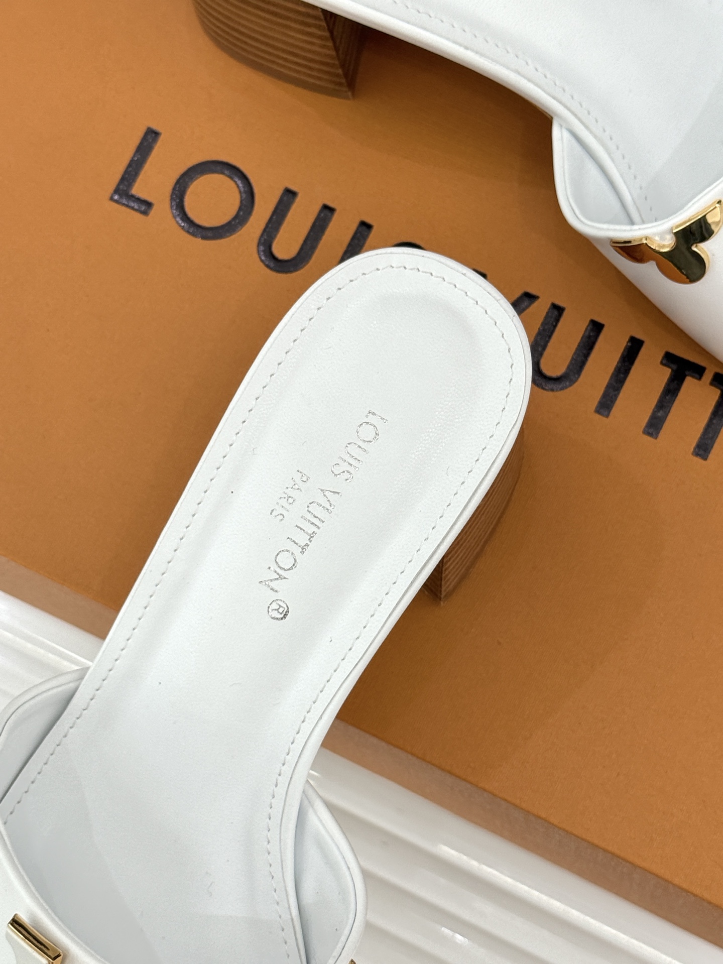 L*V驴牌经典爆款粗跟拖鞋它的设计简约而不失格调LV标识以金属质感的扣饰形式点缀仿佛将整个品牌的格调与品