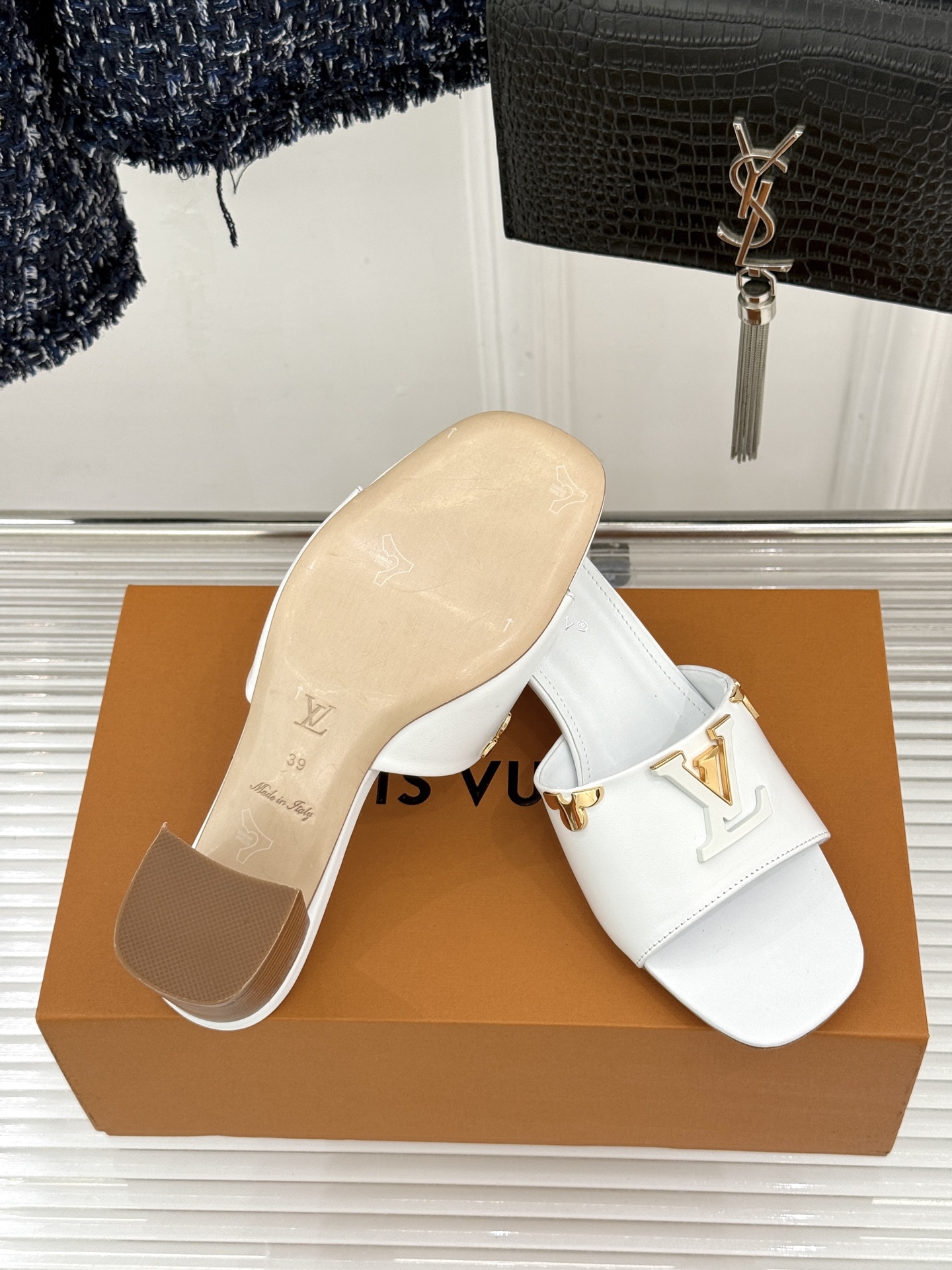 L*V驴牌经典爆款粗跟拖鞋它的设计简约而不失格调LV标识以金属质感的扣饰形式点缀仿佛将整个品牌的格调与品