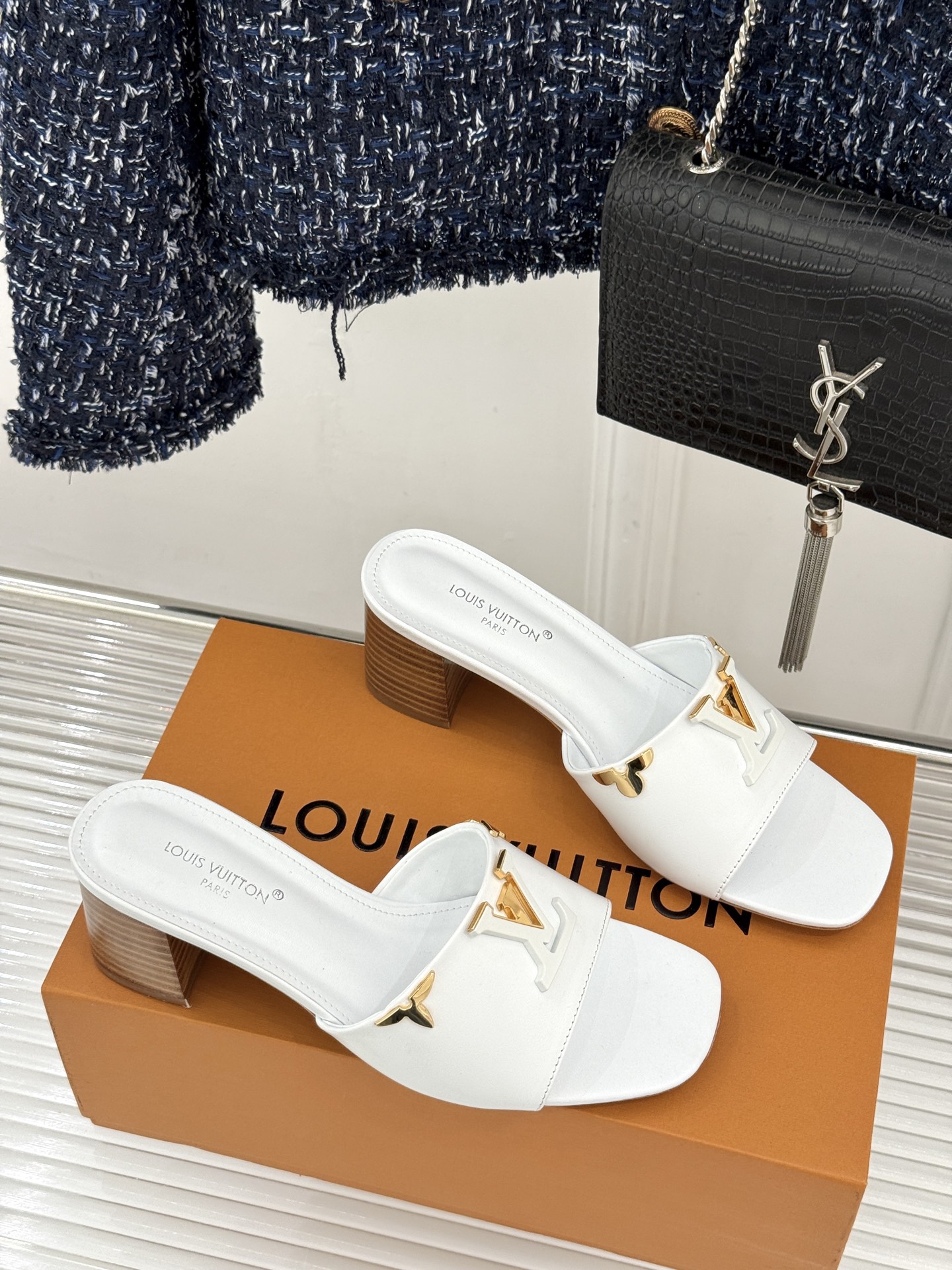 L*V驴牌经典爆款粗跟拖鞋它的设计简约而不失格调LV标识以金属质感的扣饰形式点缀仿佛将整个品牌的格调与品