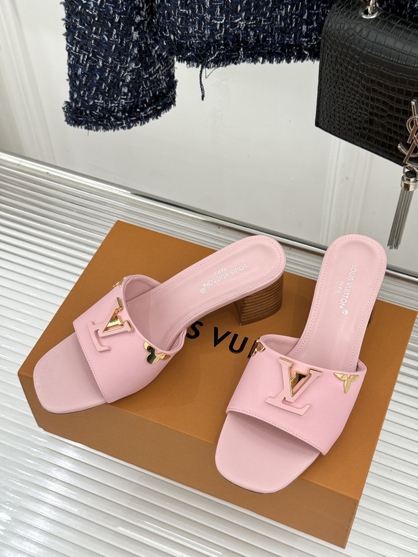L*V驴牌经典爆款粗跟拖鞋它的设计简约而不失格调LV标识以金属质感的扣饰形式点缀仿佛将整个品牌的格调与品