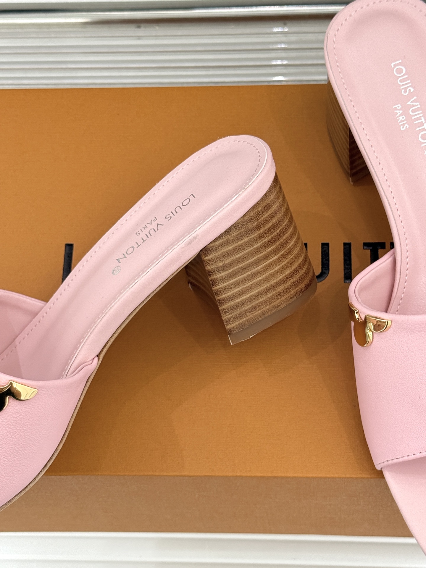 L*V驴牌经典爆款粗跟拖鞋它的设计简约而不失格调LV标识以金属质感的扣饰形式点缀仿佛将整个品牌的格调与品