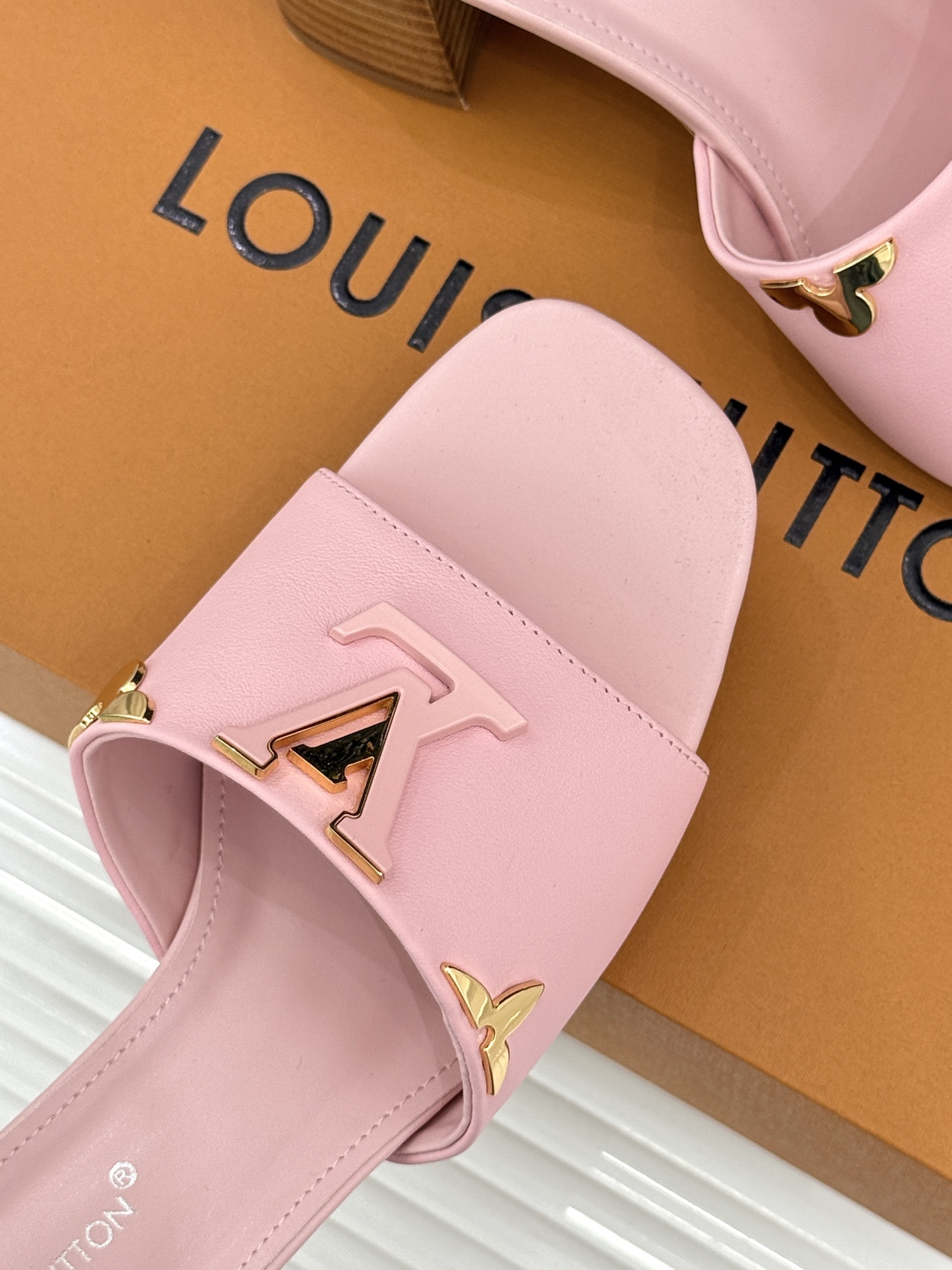 L*V驴牌经典爆款粗跟拖鞋它的设计简约而不失格调LV标识以金属质感的扣饰形式点缀仿佛将整个品牌的格调与品