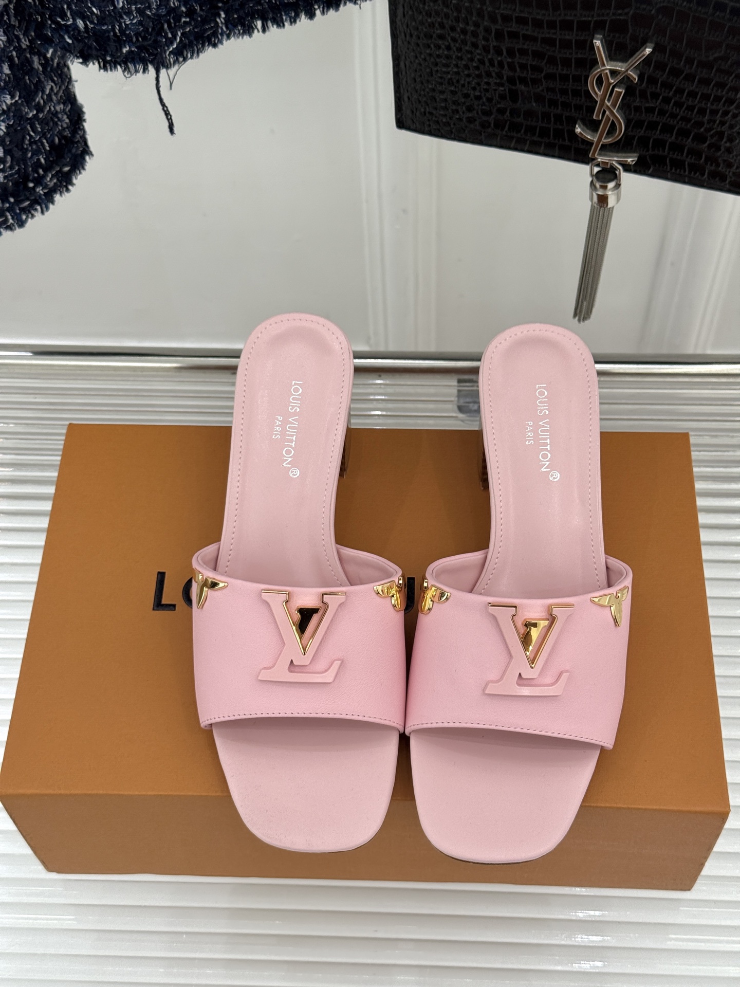 L*V驴牌经典爆款粗跟拖鞋它的设计简约而不失格调LV标识以金属质感的扣饰形式点缀仿佛将整个品牌的格调与品