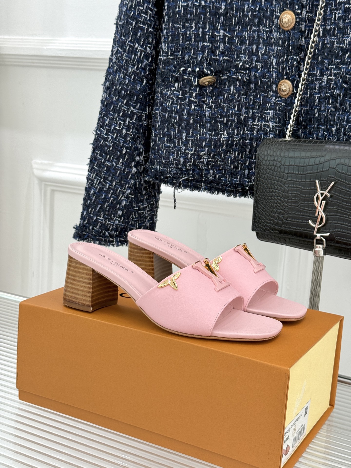 L*V驴牌经典爆款粗跟拖鞋它的设计简约而不失格调LV标识以金属质感的扣饰形式点缀仿佛将整个品牌的格调与品