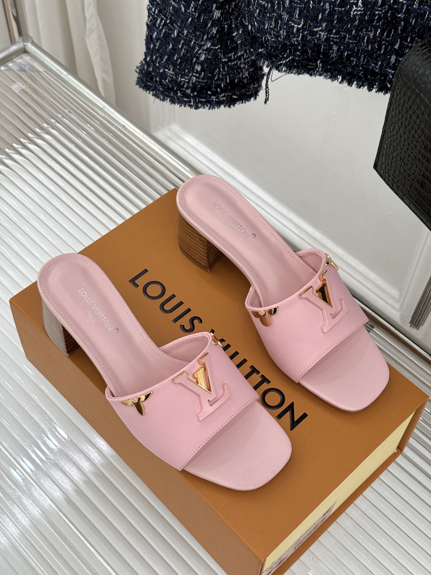L*V驴牌经典爆款粗跟拖鞋它的设计简约而不失格调LV标识以金属质感的扣饰形式点缀仿佛将整个品牌的格调与品