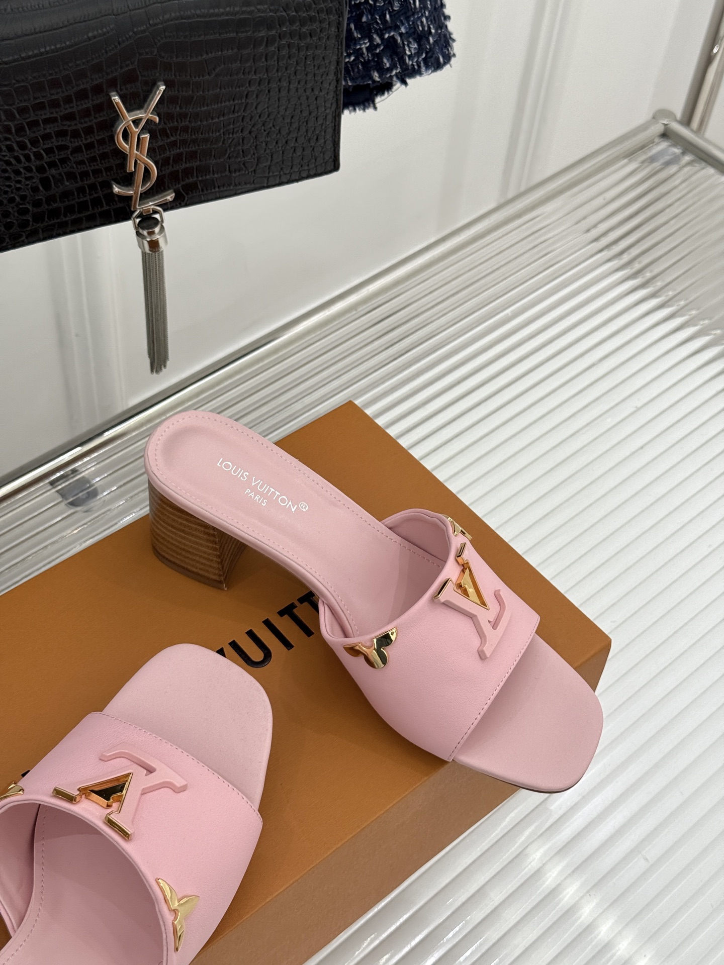 L*V驴牌经典爆款粗跟拖鞋它的设计简约而不失格调LV标识以金属质感的扣饰形式点缀仿佛将整个品牌的格调与品