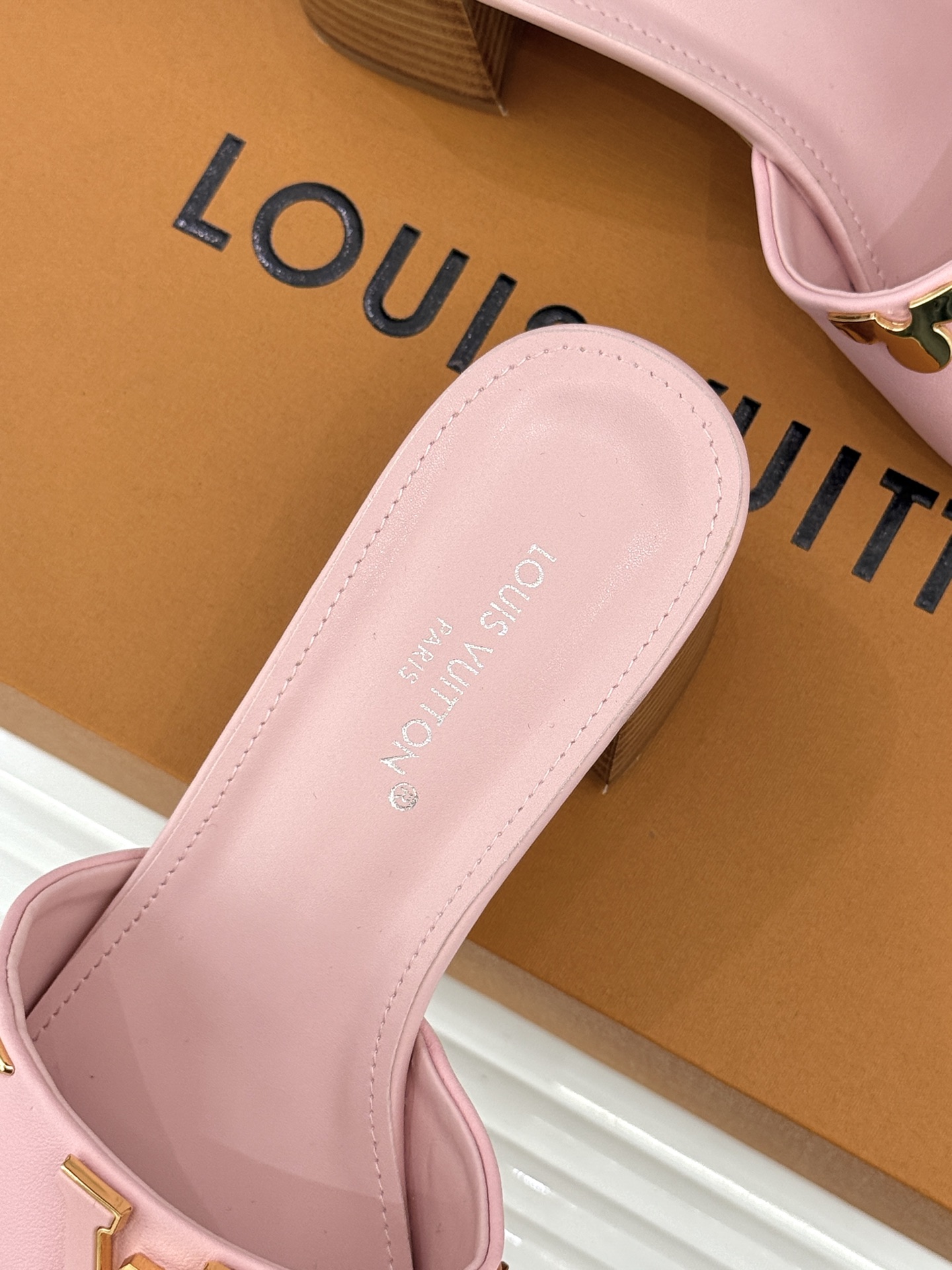 L*V驴牌经典爆款粗跟拖鞋它的设计简约而不失格调LV标识以金属质感的扣饰形式点缀仿佛将整个品牌的格调与品