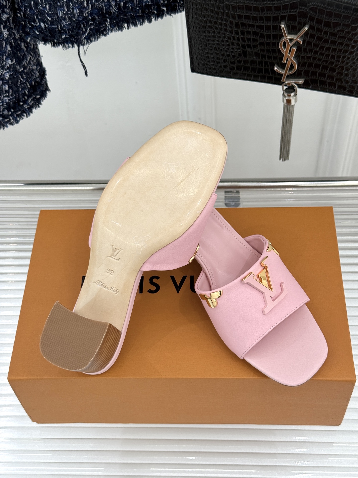 L*V驴牌经典爆款粗跟拖鞋它的设计简约而不失格调LV标识以金属质感的扣饰形式点缀仿佛将整个品牌的格调与品