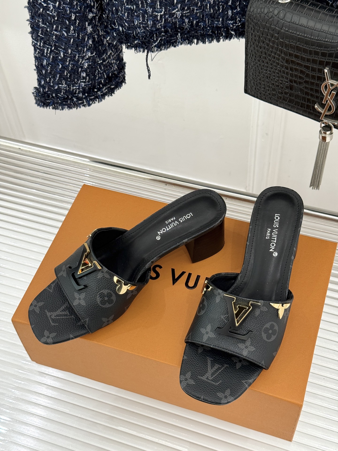 L*V驴牌经典爆款粗跟拖鞋它的设计简约而不失格调LV标识以金属质感的扣饰形式点缀仿佛将整个品牌的格调与品