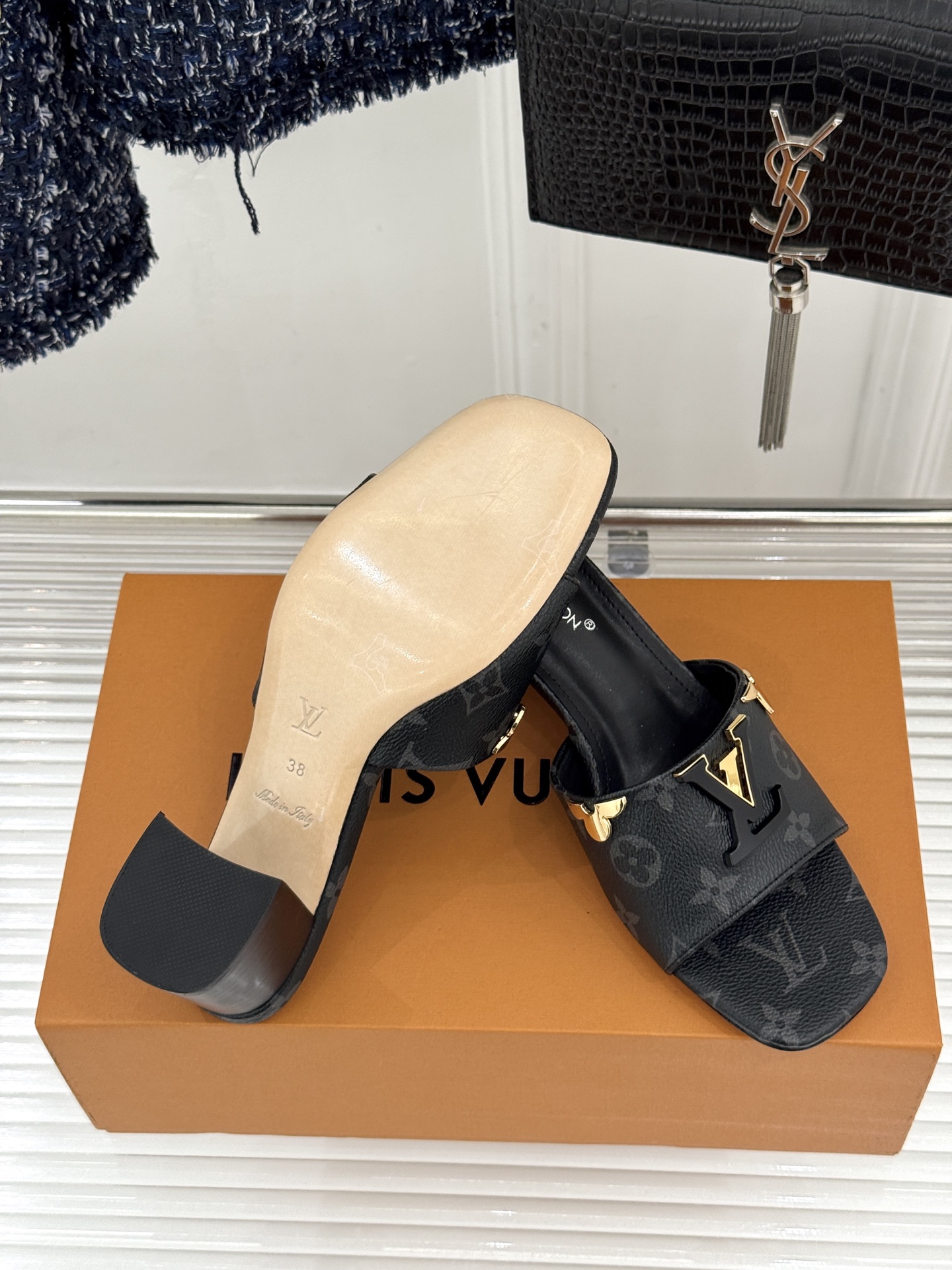 L*V驴牌经典爆款粗跟拖鞋它的设计简约而不失格调LV标识以金属质感的扣饰形式点缀仿佛将整个品牌的格调与品