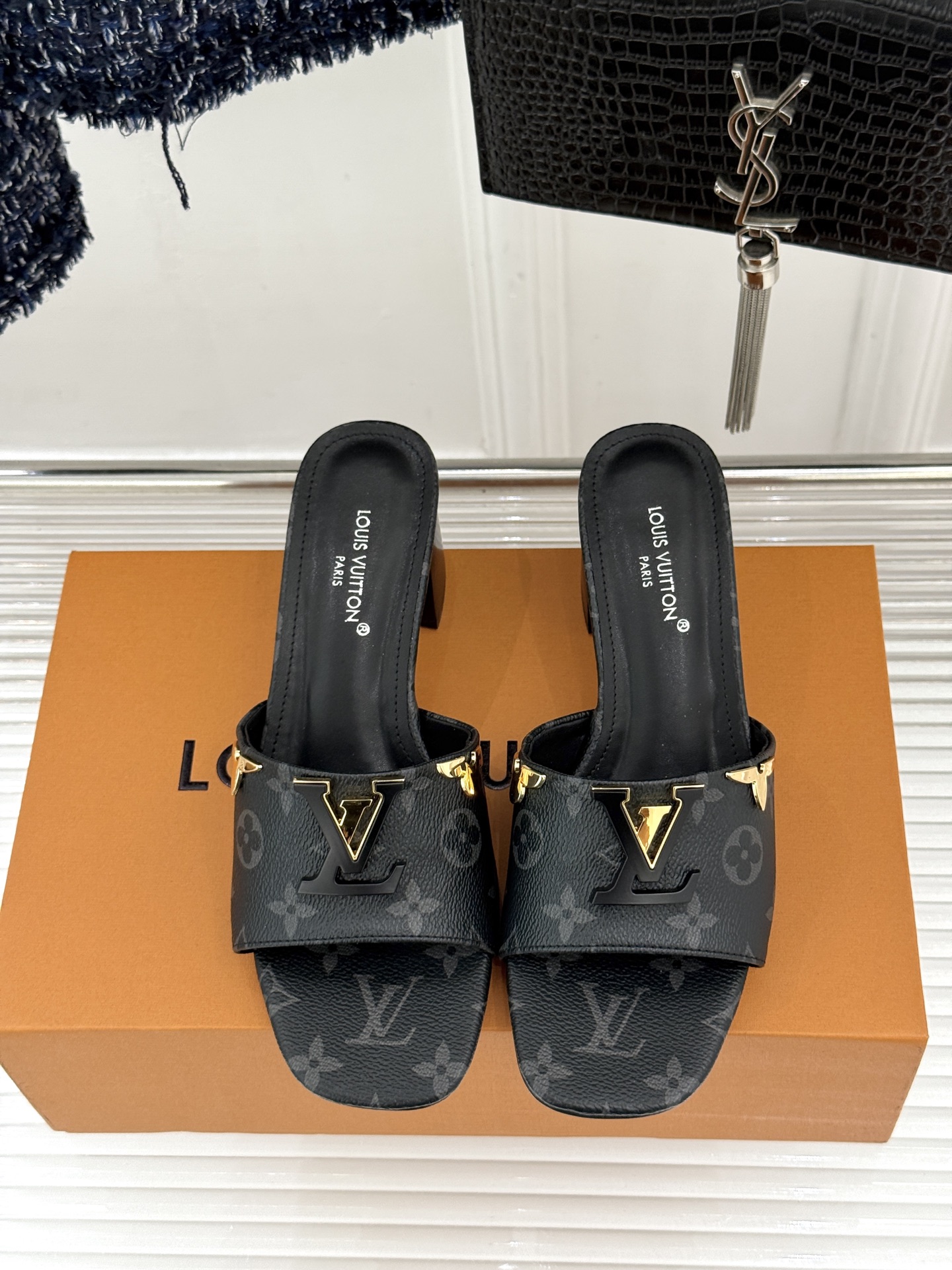L*V驴牌经典爆款粗跟拖鞋它的设计简约而不失格调LV标识以金属质感的扣饰形式点缀仿佛将整个品牌的格调与品