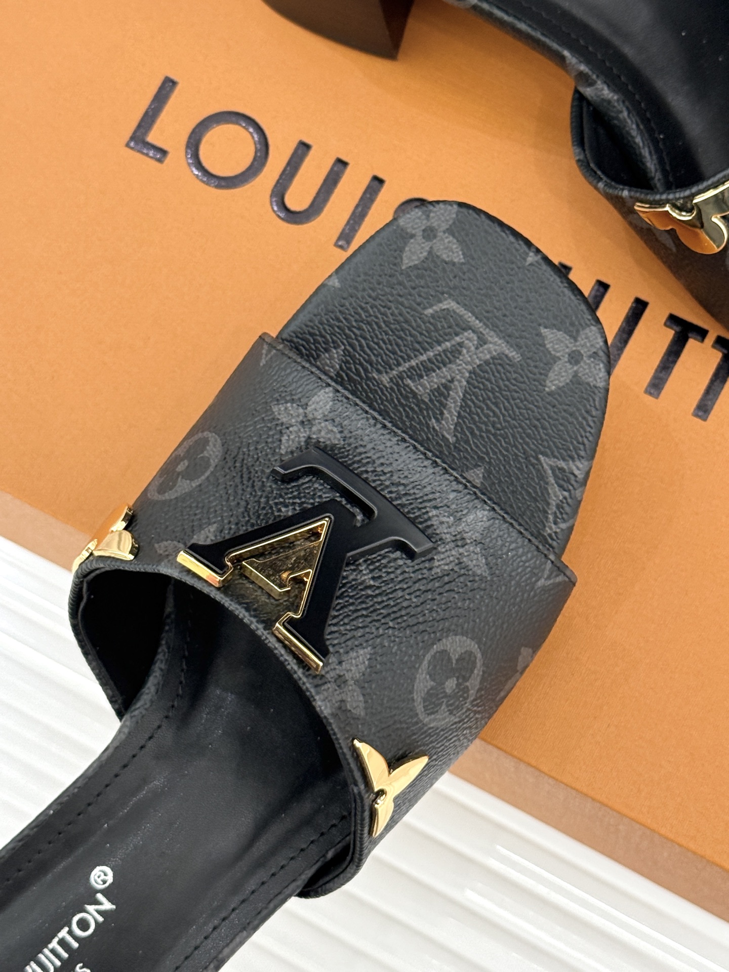 L*V驴牌经典爆款粗跟拖鞋它的设计简约而不失格调LV标识以金属质感的扣饰形式点缀仿佛将整个品牌的格调与品