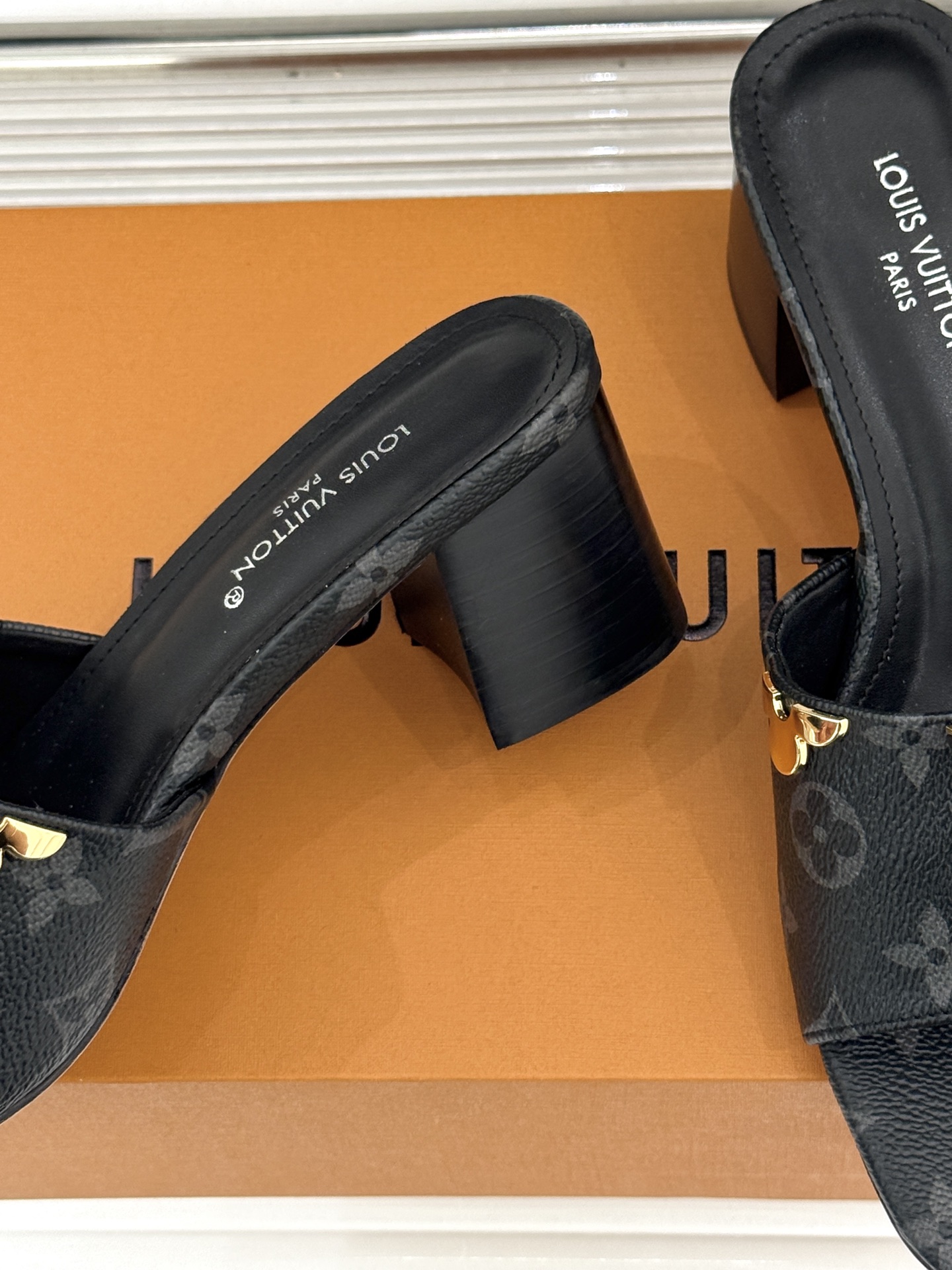 L*V驴牌经典爆款粗跟拖鞋它的设计简约而不失格调LV标识以金属质感的扣饰形式点缀仿佛将整个品牌的格调与品