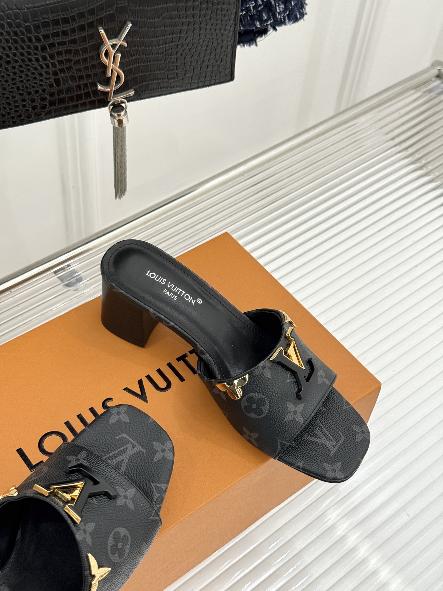 L*V驴牌经典爆款粗跟拖鞋它的设计简约而不失格调LV标识以金属质感的扣饰形式点缀仿佛将整个品牌的格调与品