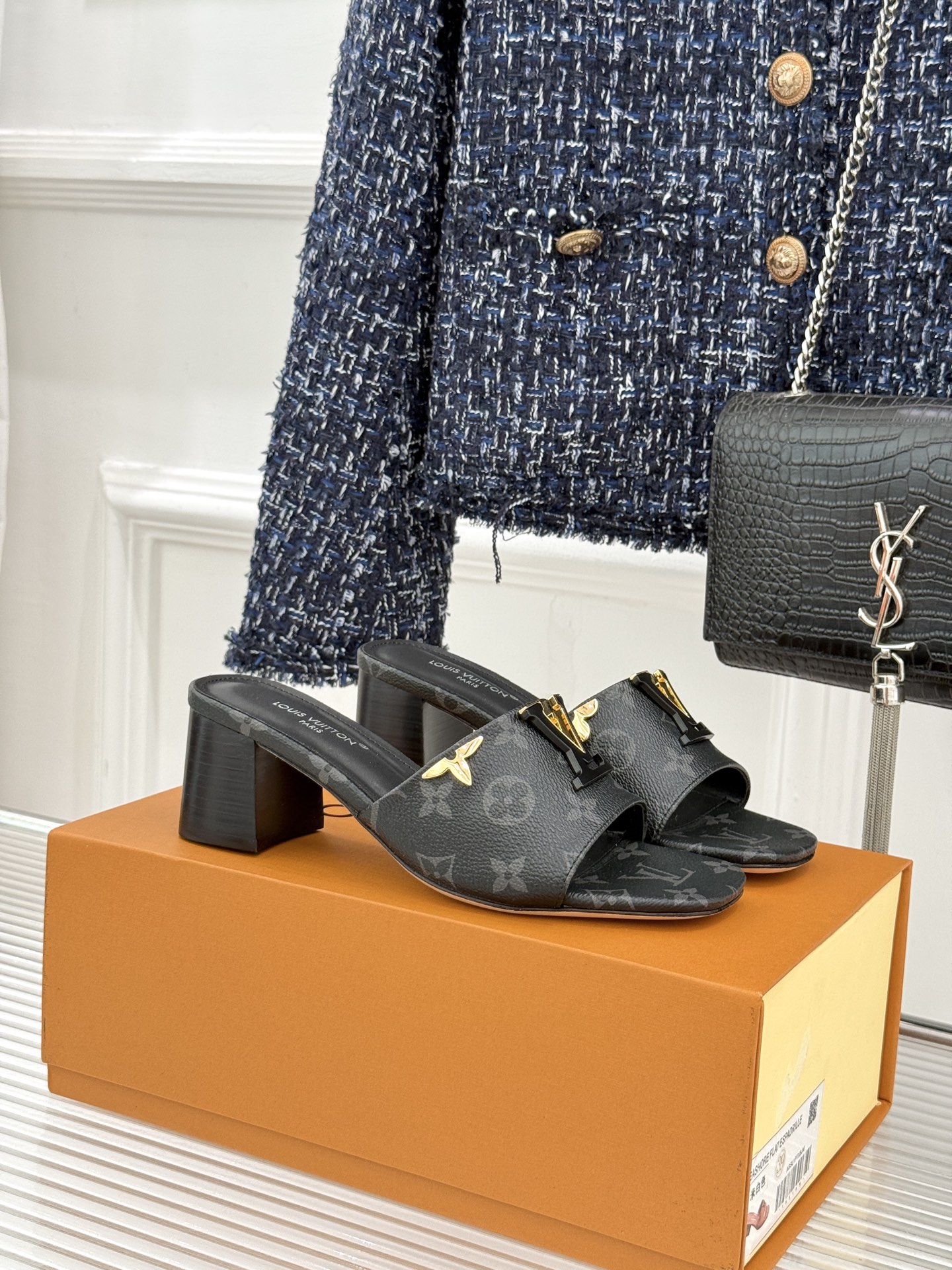 L*V驴牌经典爆款粗跟拖鞋它的设计简约而不失格调LV标识以金属质感的扣饰形式点缀仿佛将整个品牌的格调与品