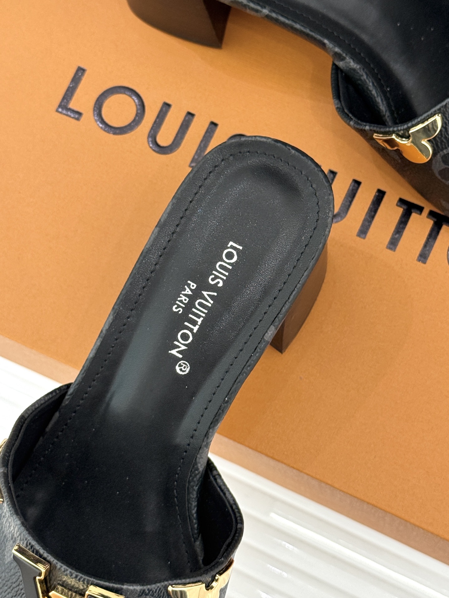 L*V驴牌经典爆款粗跟拖鞋它的设计简约而不失格调LV标识以金属质感的扣饰形式点缀仿佛将整个品牌的格调与品