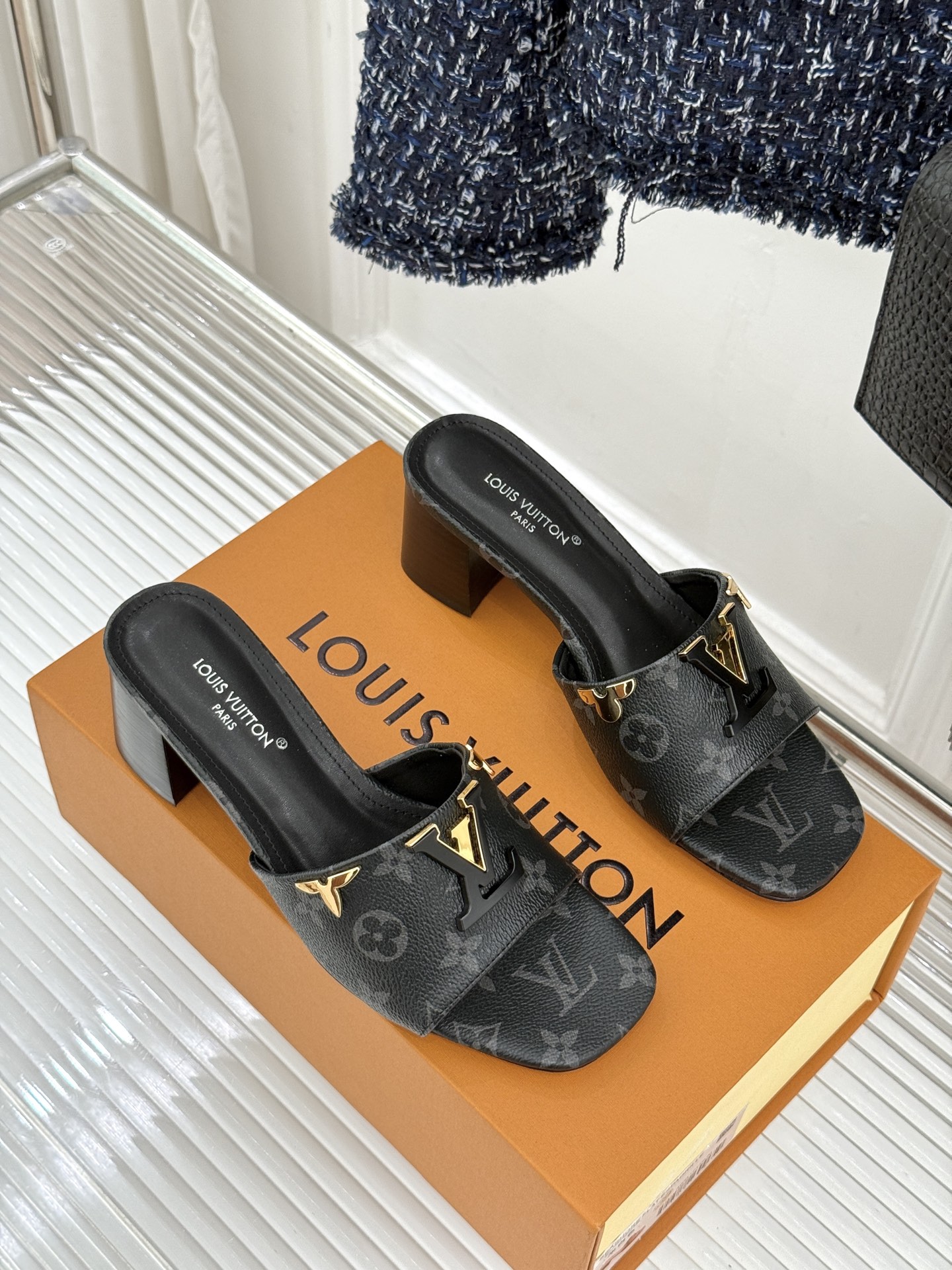 L*V驴牌经典爆款粗跟拖鞋它的设计简约而不失格调LV标识以金属质感的扣饰形式点缀仿佛将整个品牌的格调与品