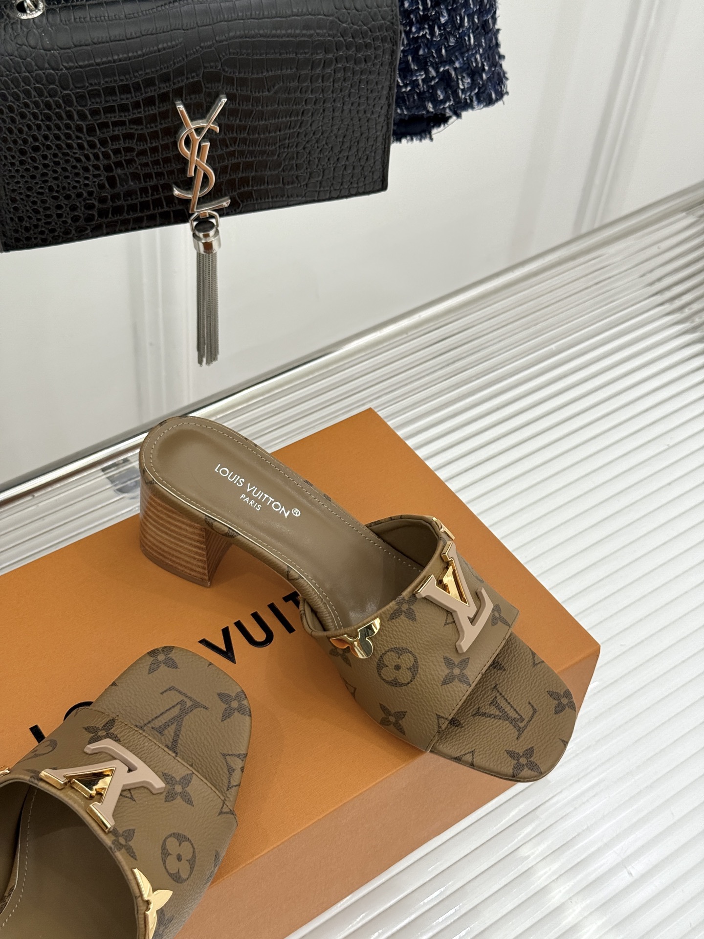 L*V驴牌经典爆款粗跟拖鞋它的设计简约而不失格调LV标识以金属质感的扣饰形式点缀仿佛将整个品牌的格调与品