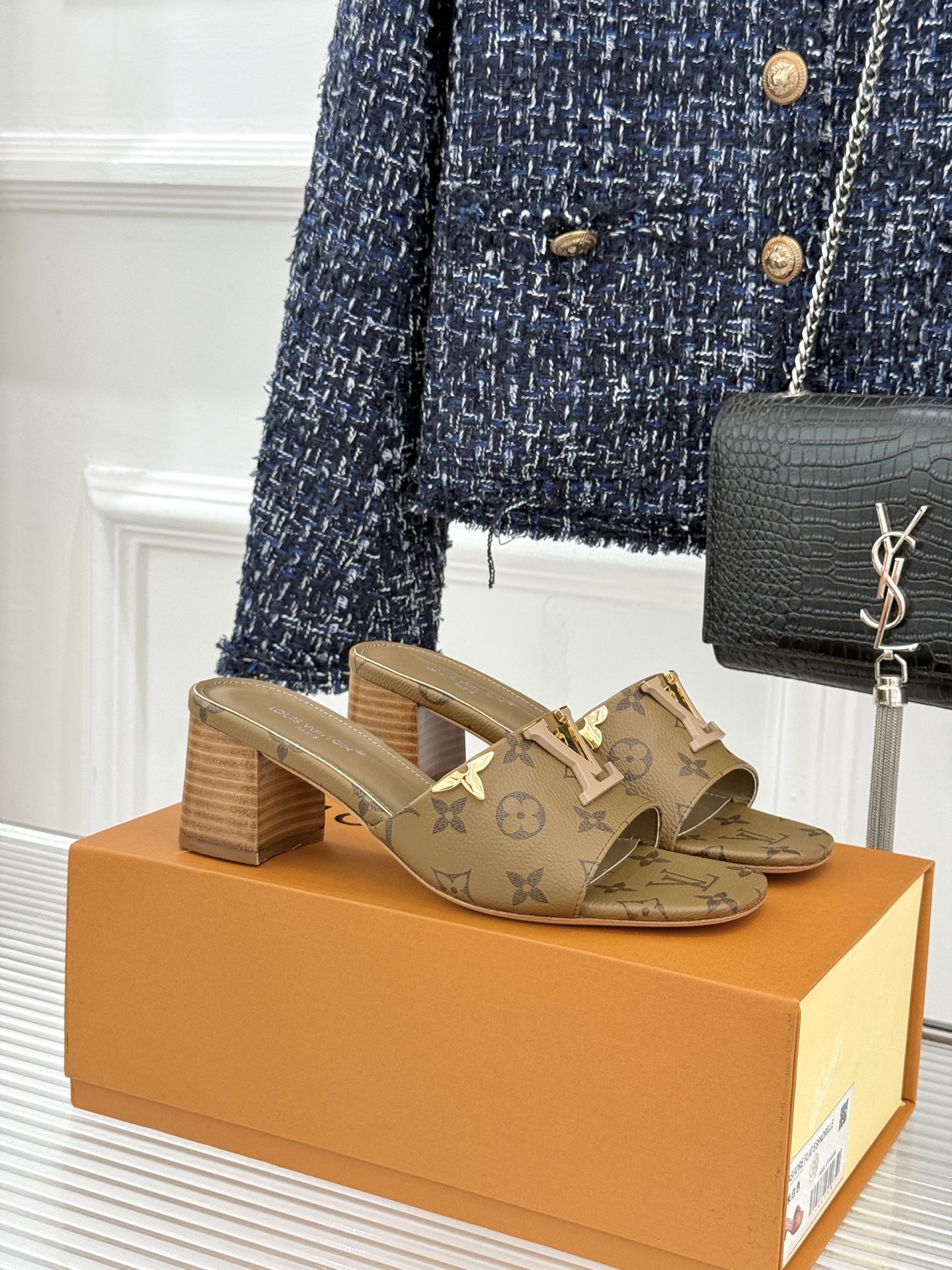 L*V驴牌经典爆款粗跟拖鞋它的设计简约而不失格调LV标识以金属质感的扣饰形式点缀仿佛将整个品牌的格调与品