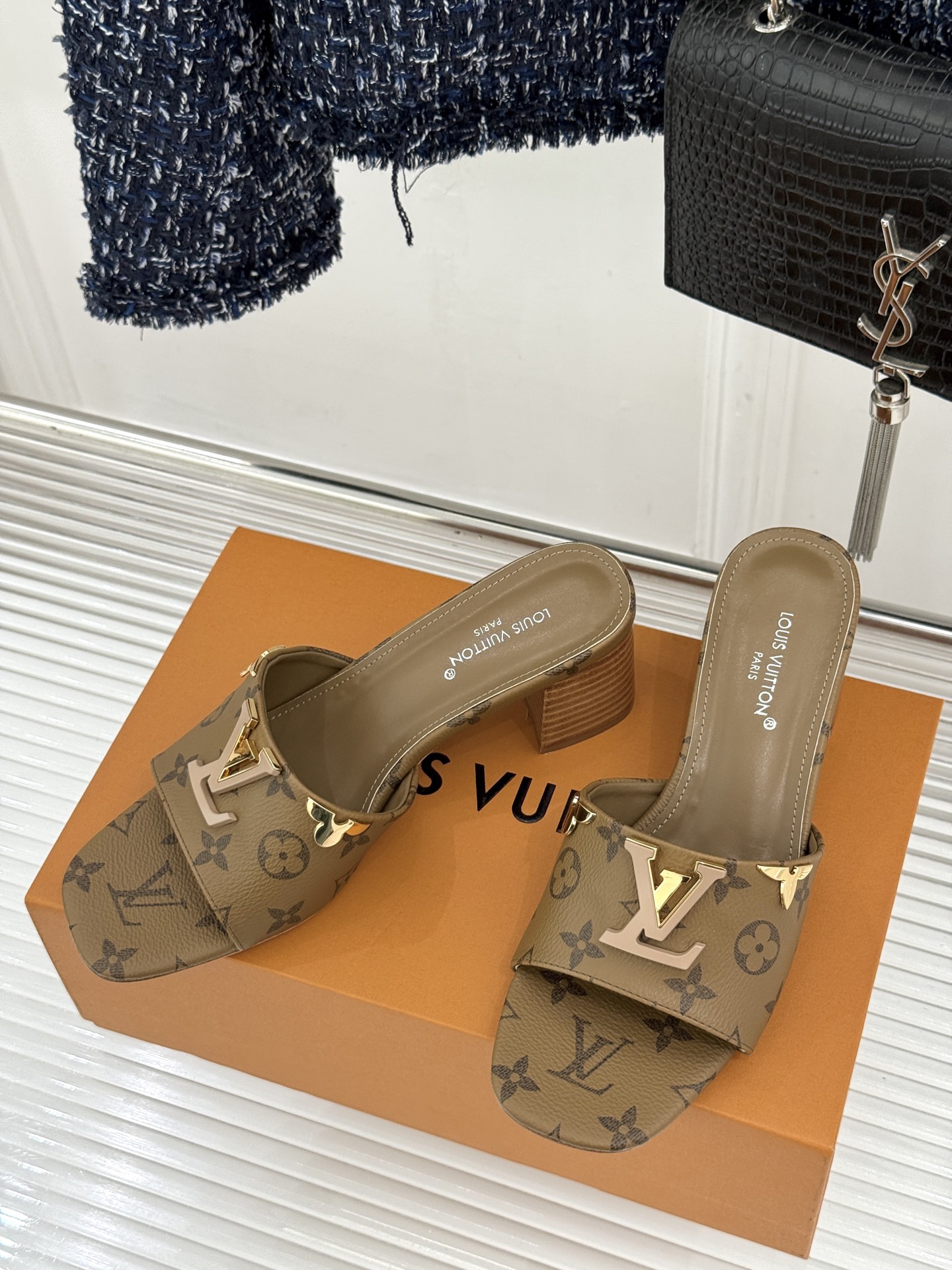 L*V驴牌经典爆款粗跟拖鞋它的设计简约而不失格调LV标识以金属质感的扣饰形式点缀仿佛将整个品牌的格调与品