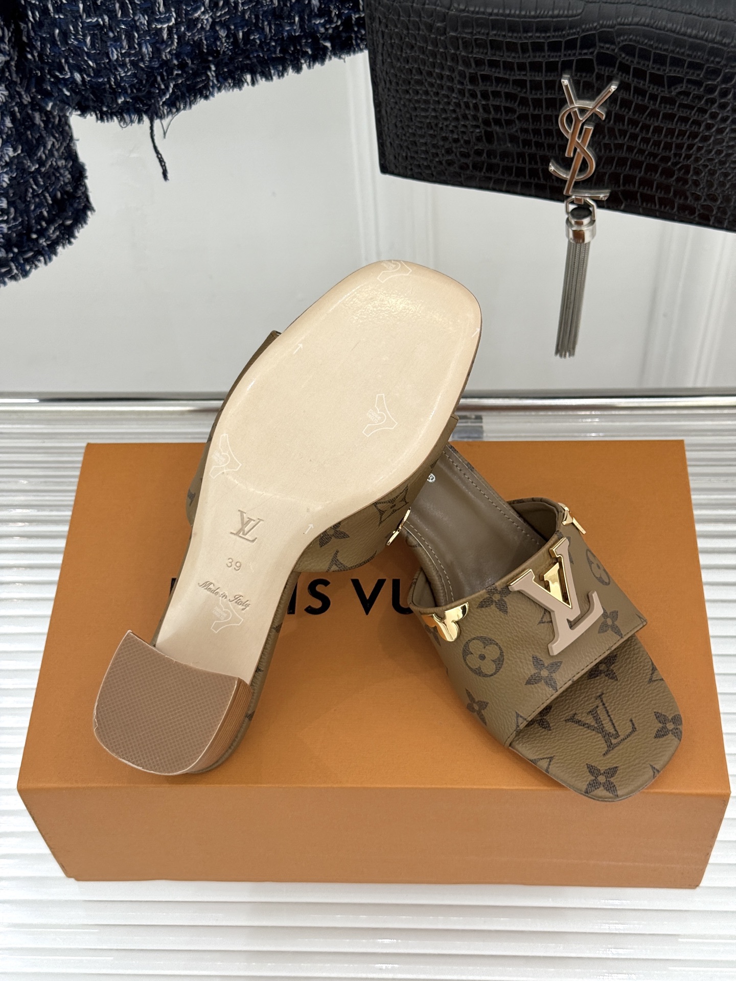 L*V驴牌经典爆款粗跟拖鞋它的设计简约而不失格调LV标识以金属质感的扣饰形式点缀仿佛将整个品牌的格调与品