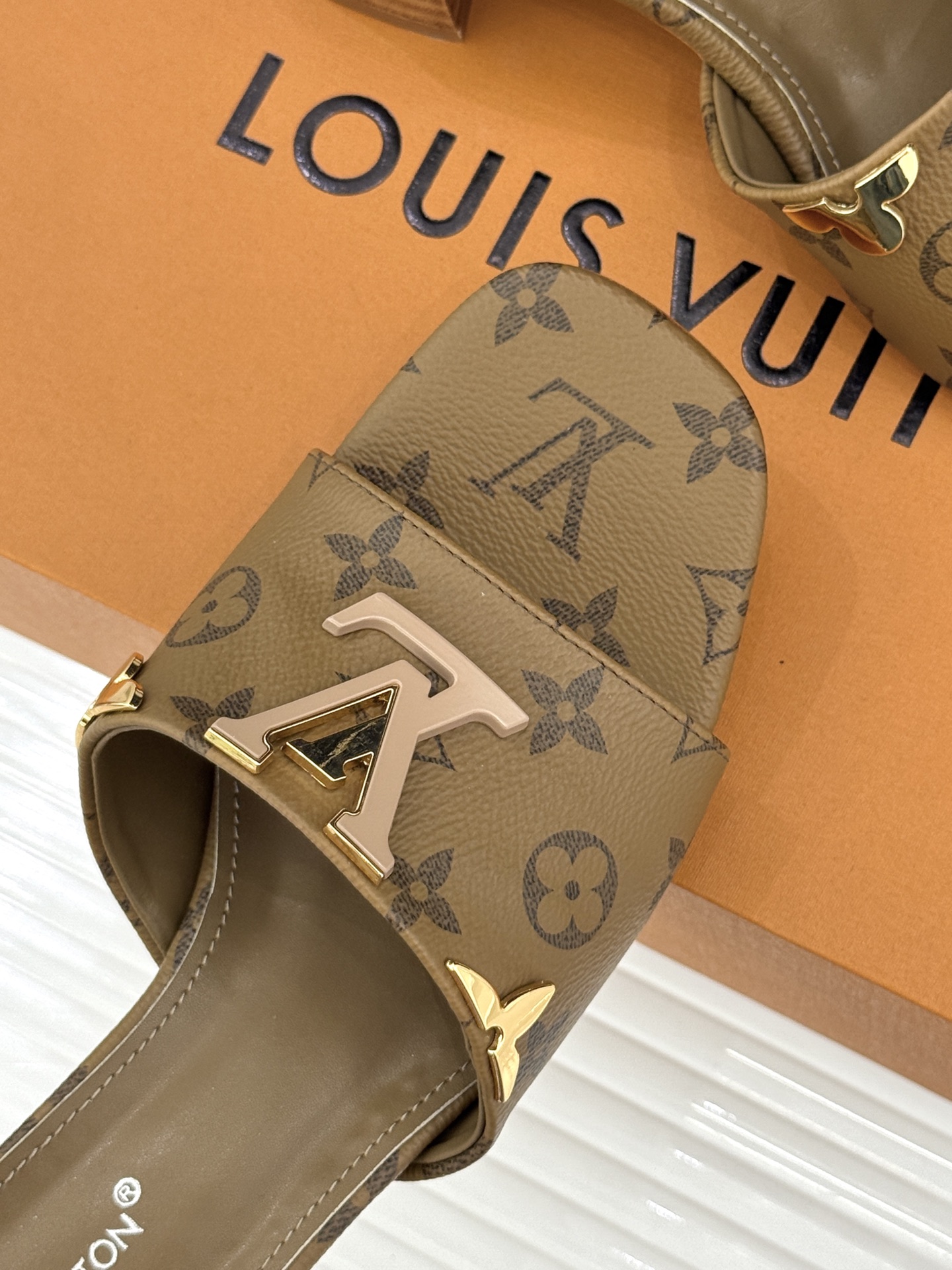 L*V驴牌经典爆款粗跟拖鞋它的设计简约而不失格调LV标识以金属质感的扣饰形式点缀仿佛将整个品牌的格调与品