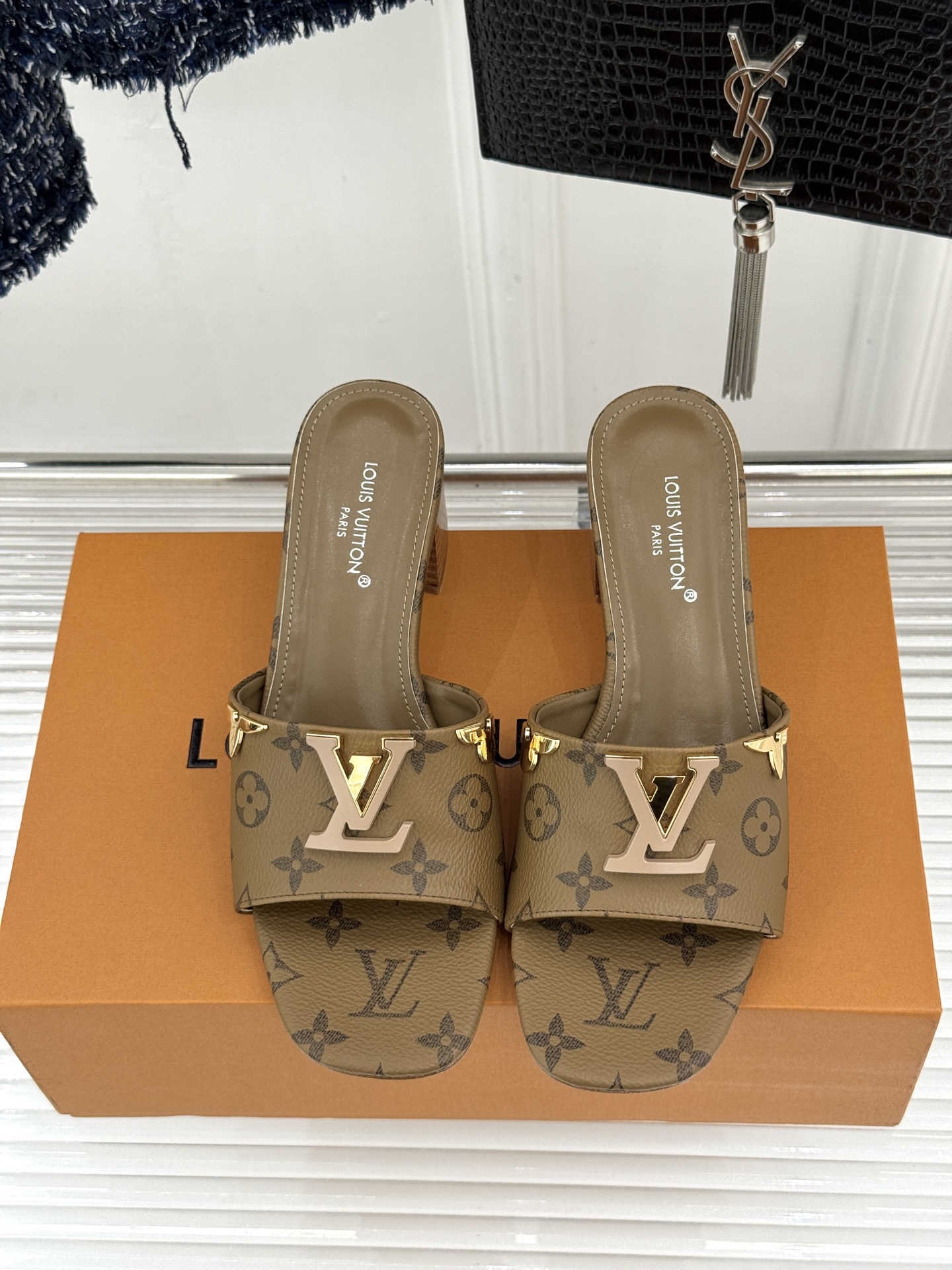 L*V驴牌经典爆款粗跟拖鞋它的设计简约而不失格调LV标识以金属质感的扣饰形式点缀仿佛将整个品牌的格调与品