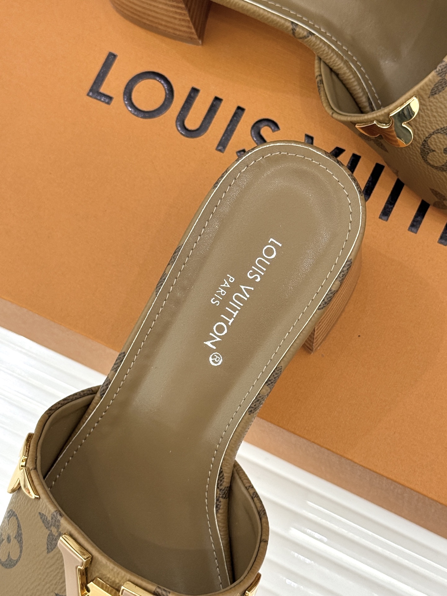 L*V驴牌经典爆款粗跟拖鞋它的设计简约而不失格调LV标识以金属质感的扣饰形式点缀仿佛将整个品牌的格调与品