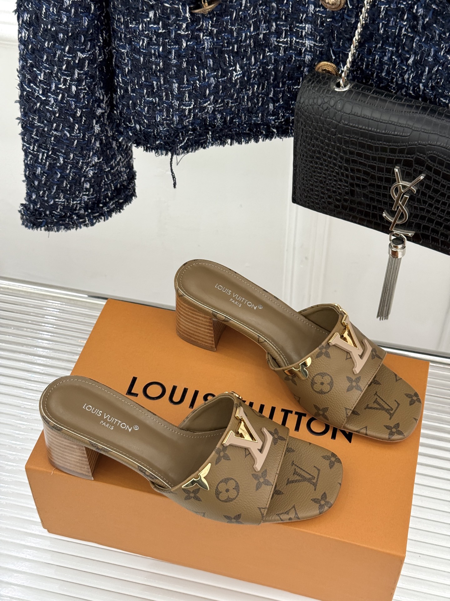 L*V驴牌经典爆款粗跟拖鞋它的设计简约而不失格调LV标识以金属质感的扣饰形式点缀仿佛将整个品牌的格调与品