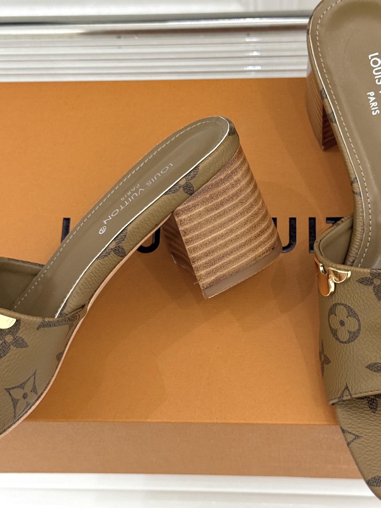 L*V驴牌经典爆款粗跟拖鞋它的设计简约而不失格调LV标识以金属质感的扣饰形式点缀仿佛将整个品牌的格调与品