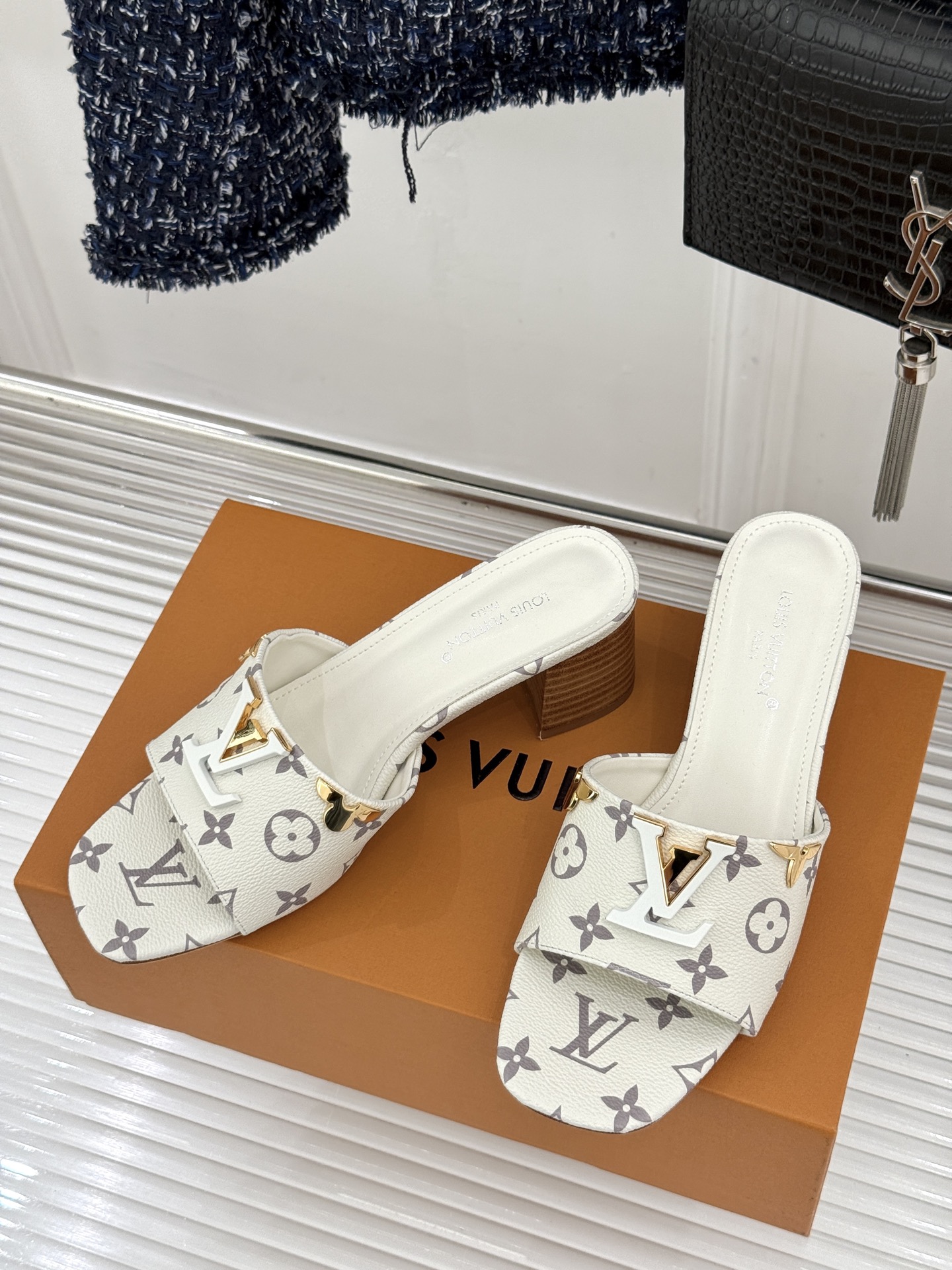 L*V驴牌经典爆款粗跟拖鞋它的设计简约而不失格调LV标识以金属质感的扣饰形式点缀仿佛将整个品牌的格调与品