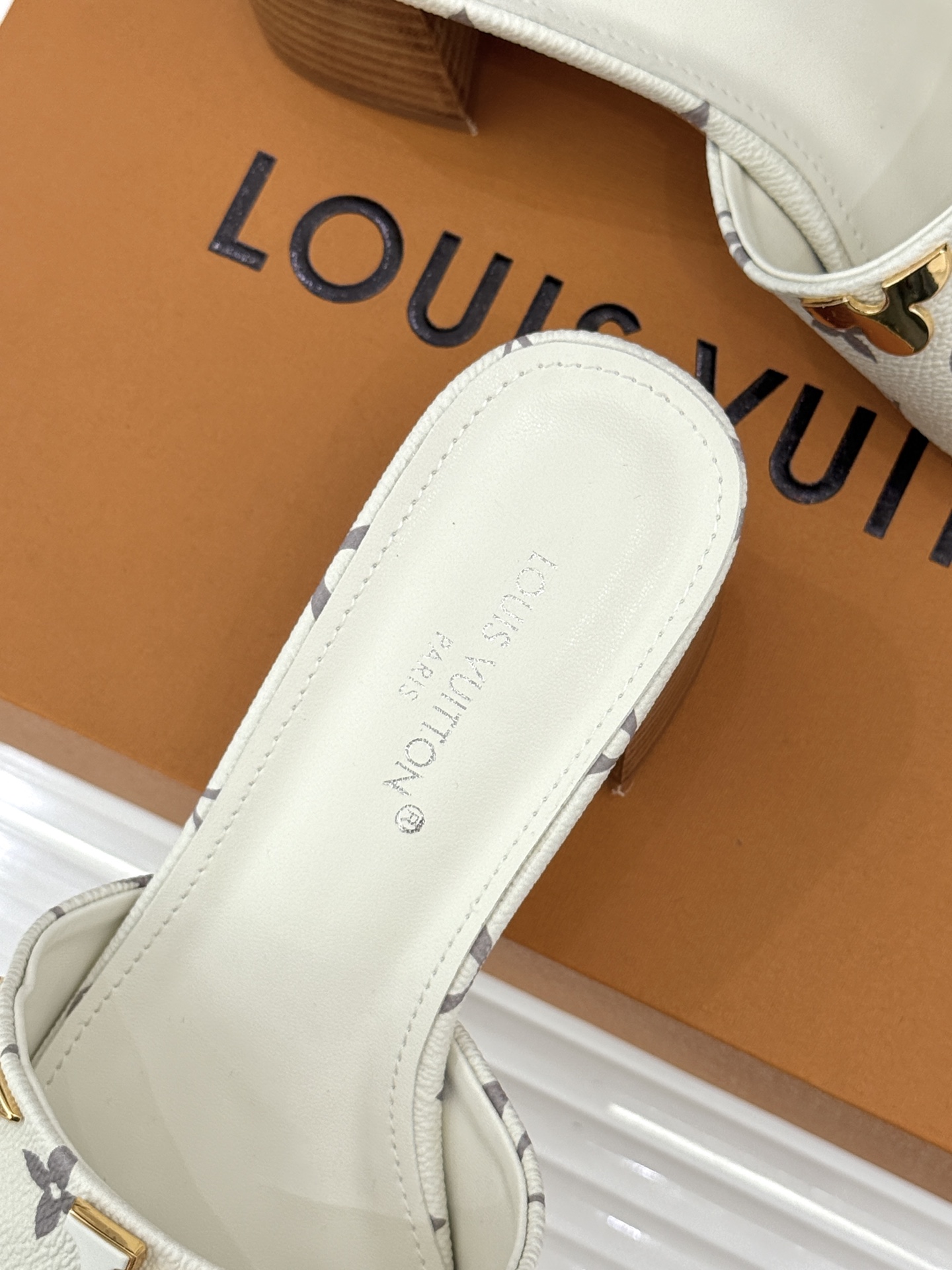 L*V驴牌经典爆款粗跟拖鞋它的设计简约而不失格调LV标识以金属质感的扣饰形式点缀仿佛将整个品牌的格调与品