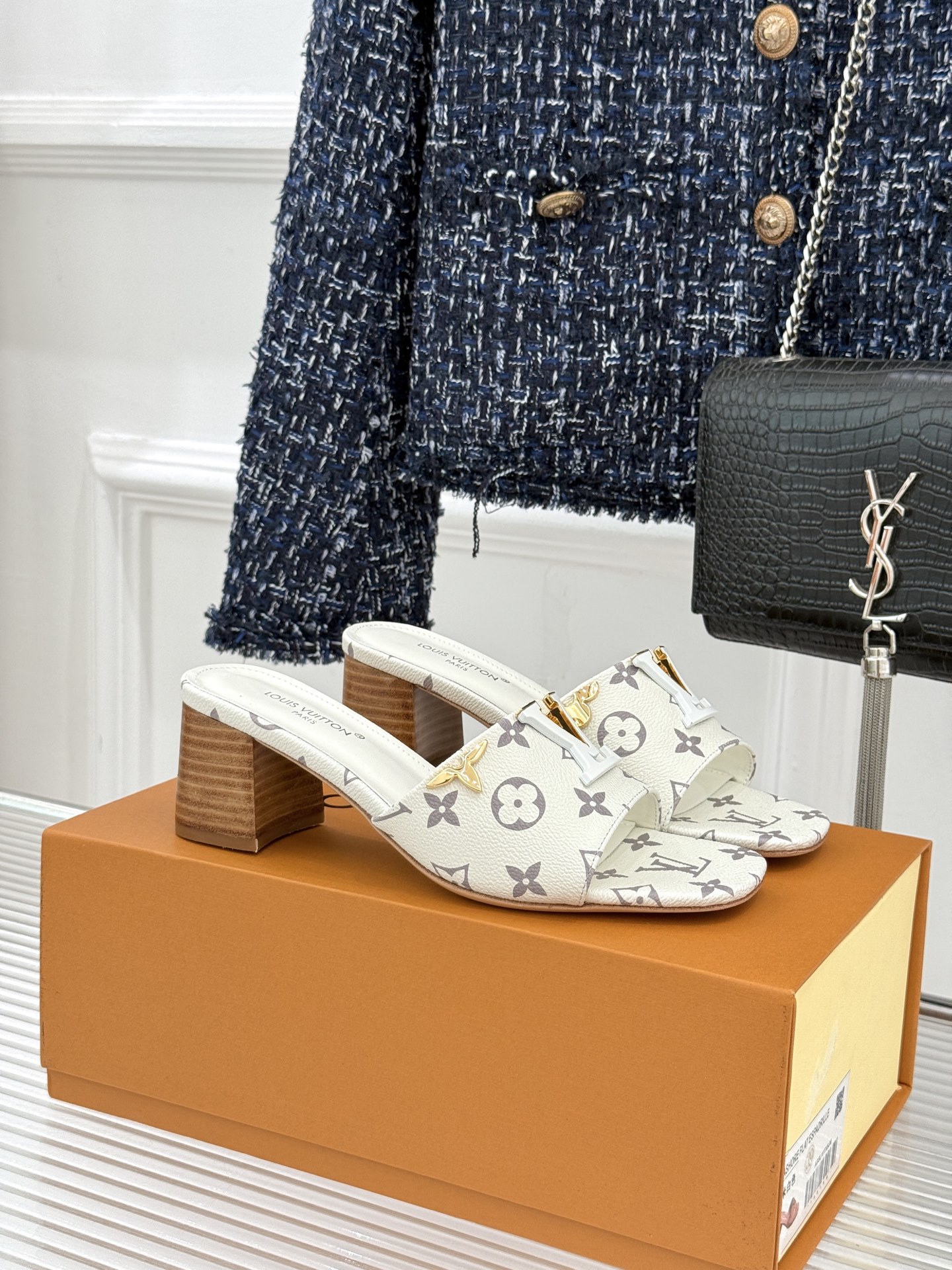 L*V驴牌经典爆款粗跟拖鞋它的设计简约而不失格调LV标识以金属质感的扣饰形式点缀仿佛将整个品牌的格调与品