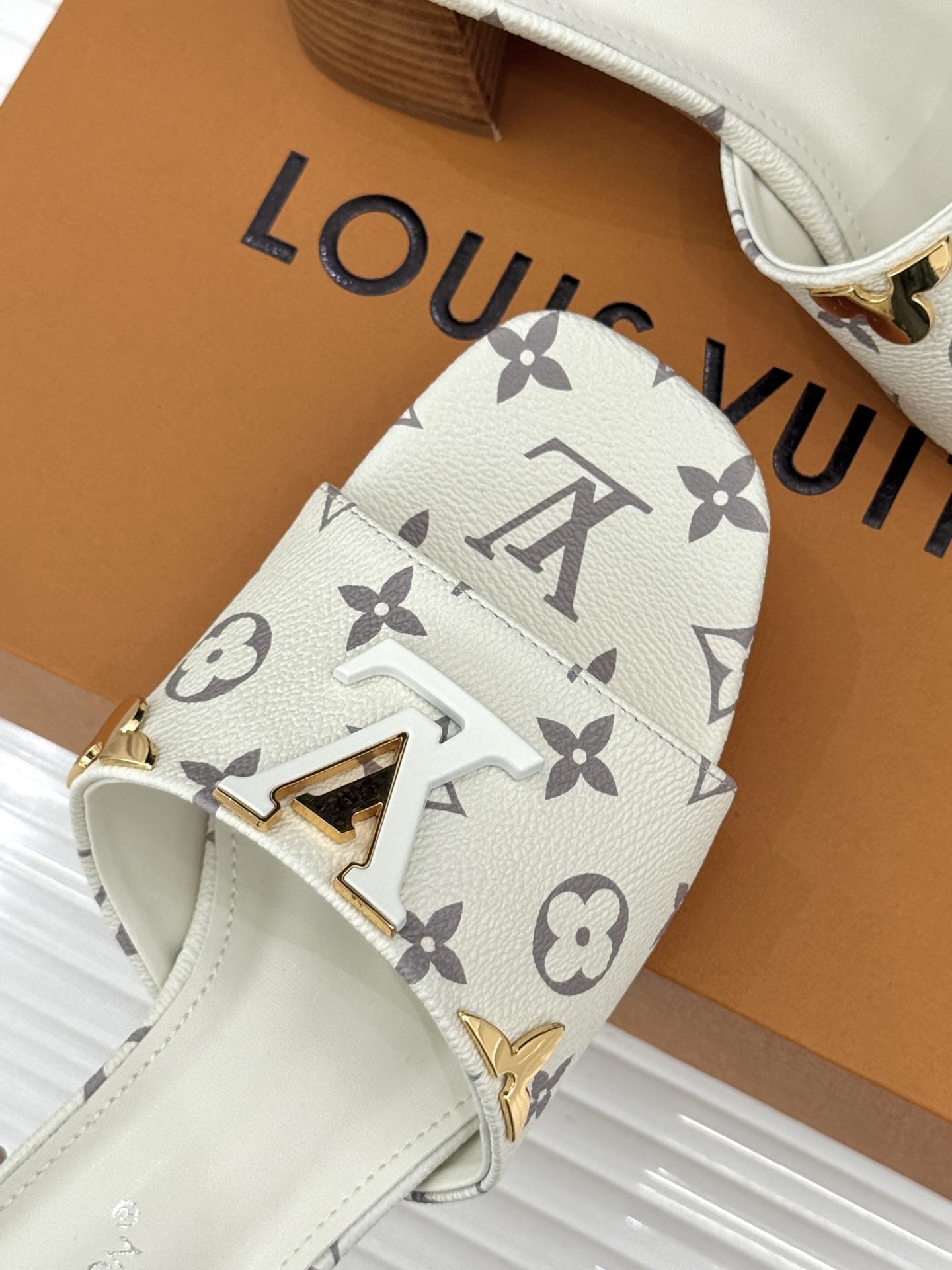 L*V驴牌经典爆款粗跟拖鞋它的设计简约而不失格调LV标识以金属质感的扣饰形式点缀仿佛将整个品牌的格调与品