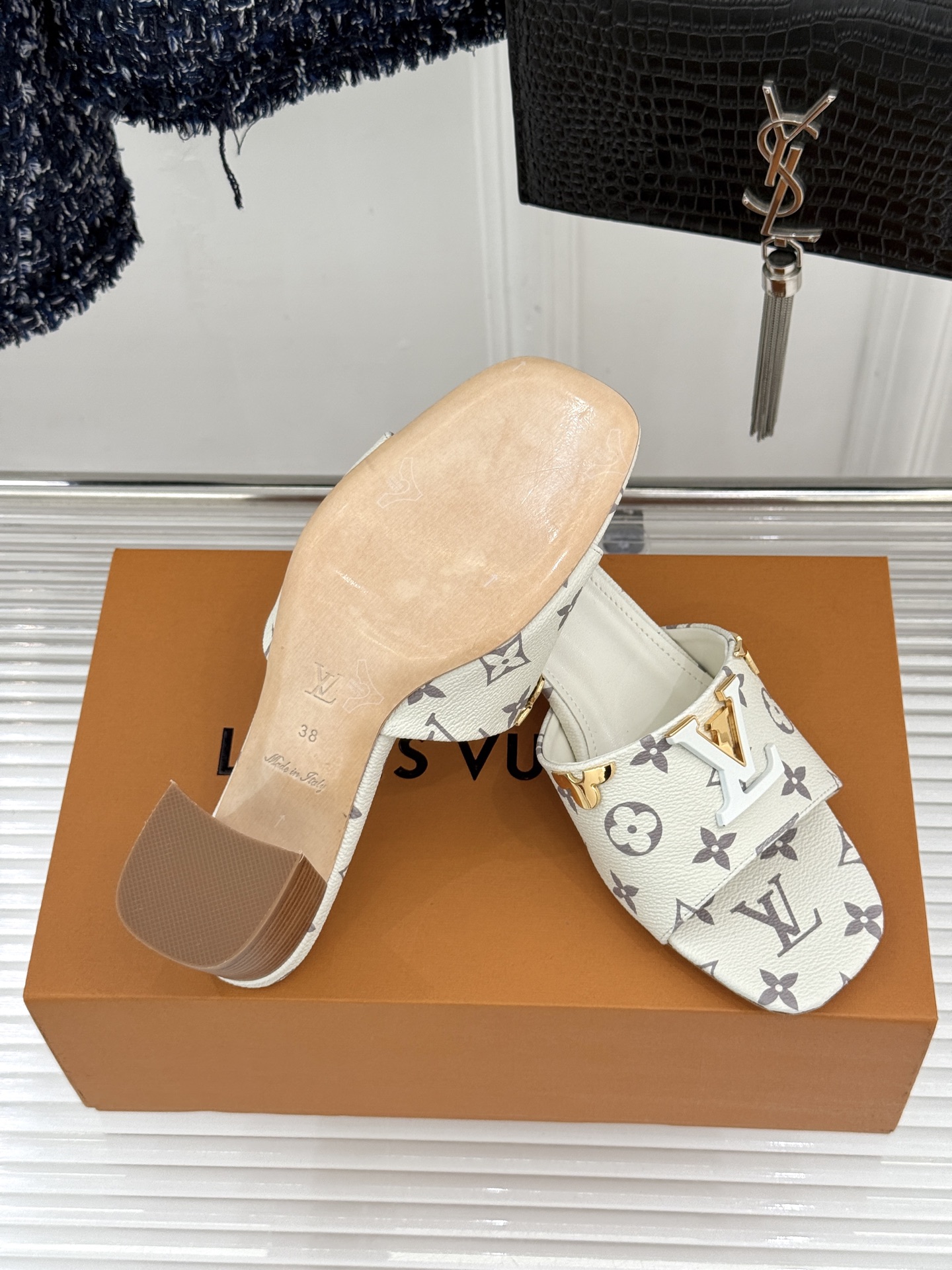 L*V驴牌经典爆款粗跟拖鞋它的设计简约而不失格调LV标识以金属质感的扣饰形式点缀仿佛将整个品牌的格调与品