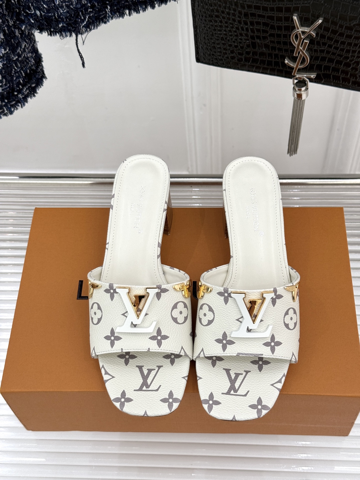 L*V驴牌经典爆款粗跟拖鞋它的设计简约而不失格调LV标识以金属质感的扣饰形式点缀仿佛将整个品牌的格调与品